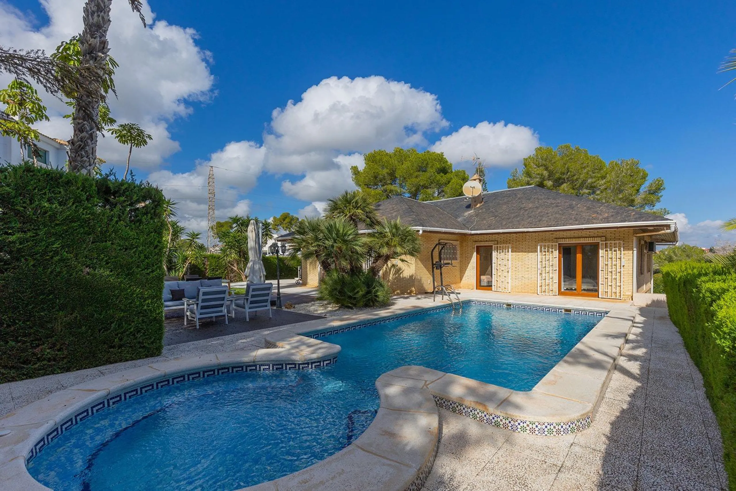 VILLA WITH PRIVATE POOL AND GARDEN IN THE PHILIPPINES WITH A PLOT OF 1510 M2. 5 BEDROOMS. 3 BATHROOMS. SURFACE AREA 366 M2.