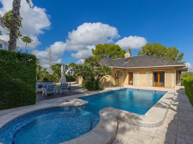 VILLA WITH PRIVATE POOL AND GARDEN IN THE PHILIPPINES WITH A PLOT OF 1510 M2. 5 BEDROOMS. 3 BATHROOMS. SURFACE AREA 366 M2.
