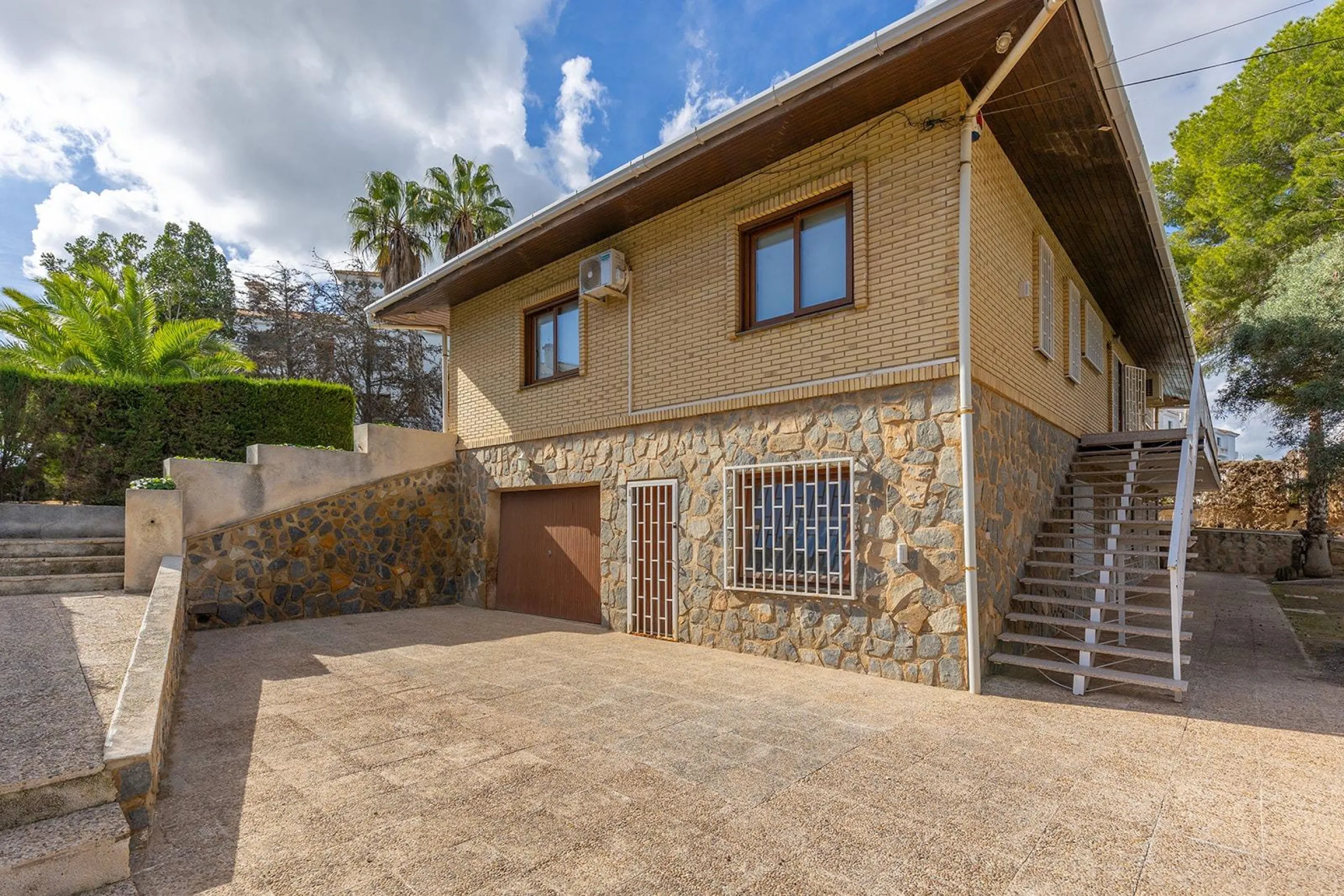 VILLA WITH PRIVATE POOL AND GARDEN IN THE PHILIPPINES WITH A PLOT OF 1510 M2. 5 BEDROOMS. 3 BATHROOMS. SURFACE AREA 366 M2.