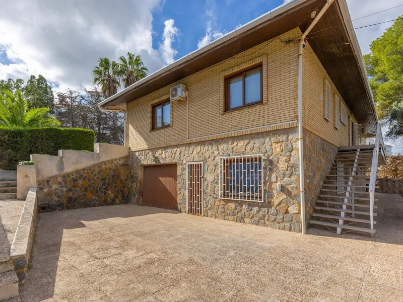 VILLA WITH PRIVATE POOL AND GARDEN IN THE PHILIPPINES WITH A PLOT OF 1510 M2. 5 BEDROOMS. 3 BATHROOMS. SURFACE AREA 366 M2.