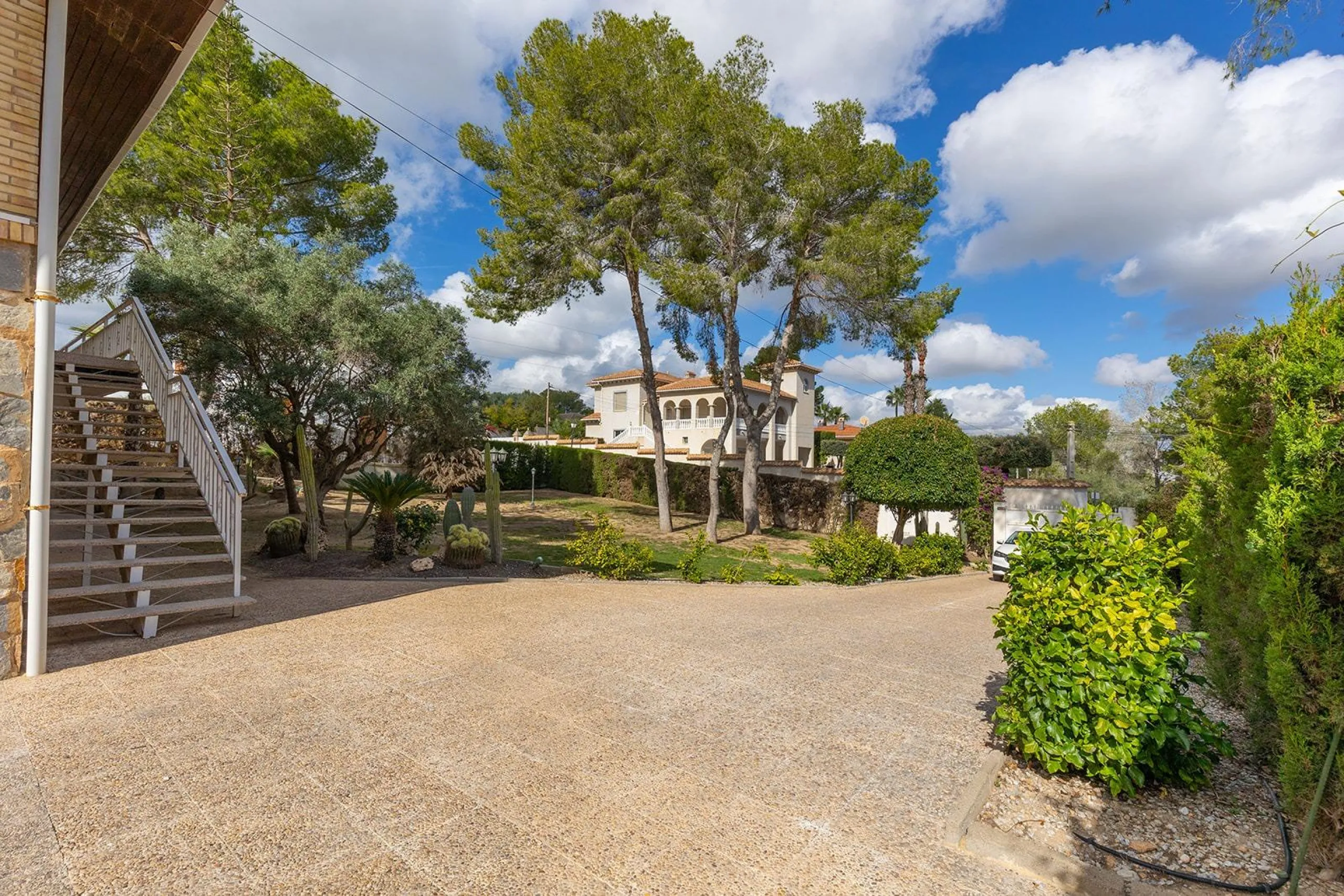 VILLA WITH PRIVATE POOL AND GARDEN IN THE PHILIPPINES WITH A PLOT OF 1510 M2. 5 BEDROOMS. 3 BATHROOMS. SURFACE AREA 366 M2.