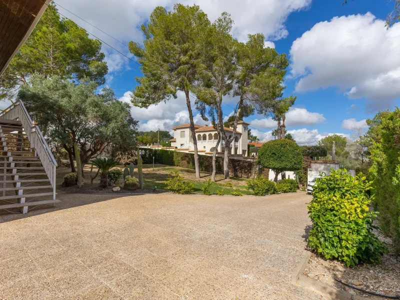 VILLA WITH PRIVATE POOL AND GARDEN IN THE PHILIPPINES WITH A PLOT OF 1510 M2. 5 BEDROOMS. 3 BATHROOMS. SURFACE AREA 366 M2.