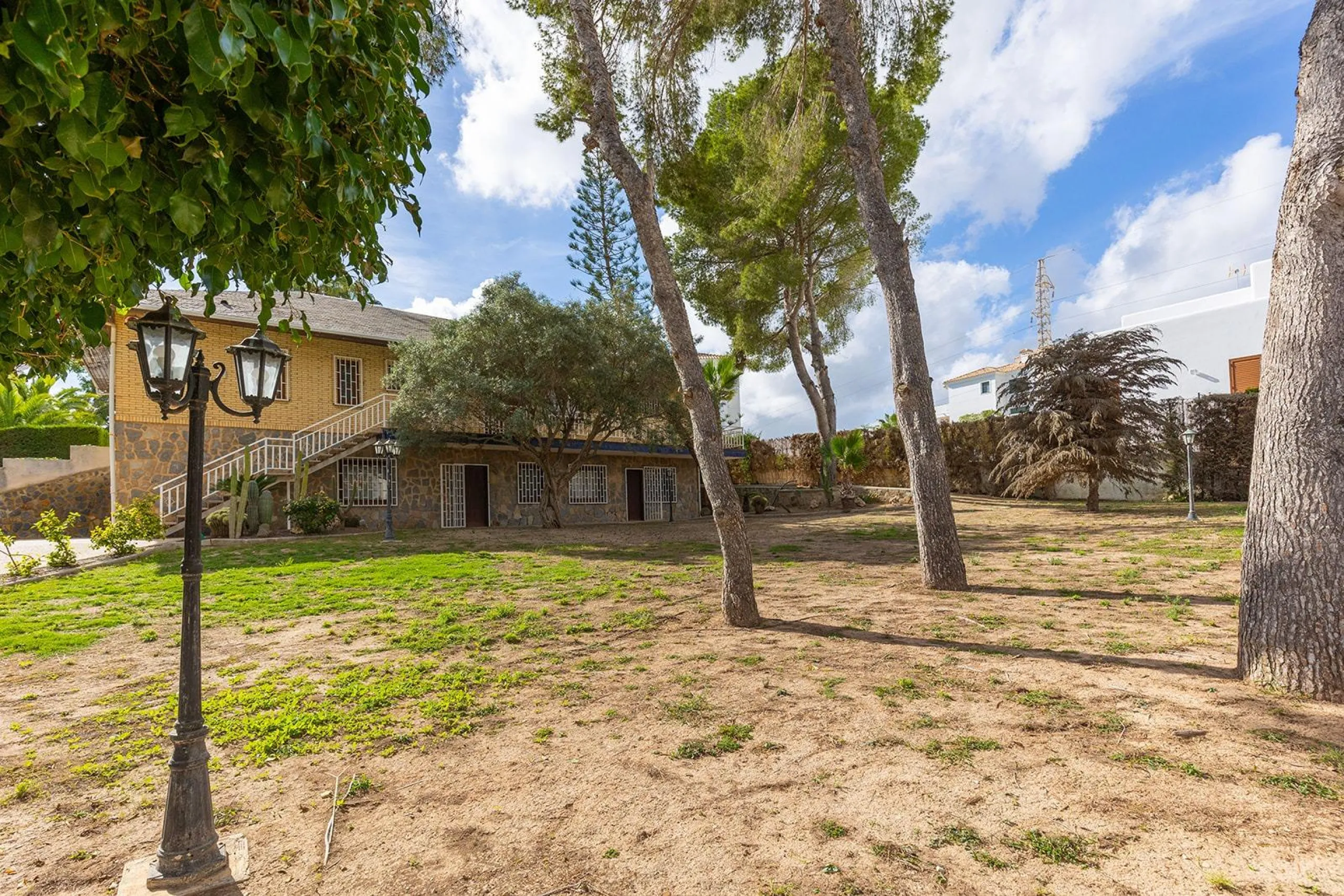 VILLA WITH PRIVATE POOL AND GARDEN IN THE PHILIPPINES WITH A PLOT OF 1510 M2. 5 BEDROOMS. 3 BATHROOMS. SURFACE AREA 366 M2.