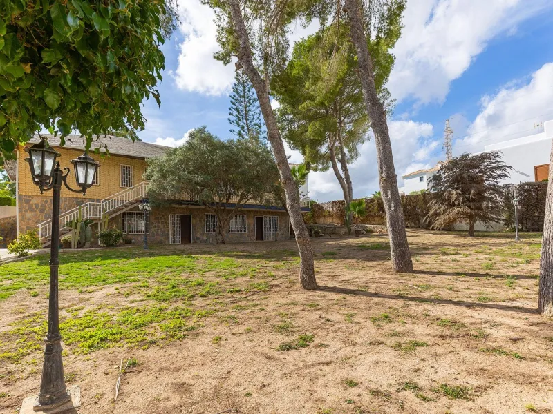 VILLA WITH PRIVATE POOL AND GARDEN IN THE PHILIPPINES WITH A PLOT OF 1510 M2. 5 BEDROOMS. 3 BATHROOMS. SURFACE AREA 366 M2.