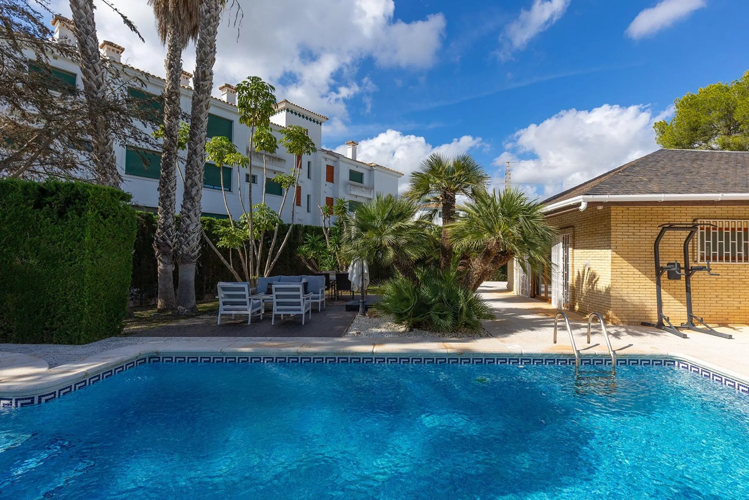 VILLA WITH PRIVATE POOL AND GARDEN IN THE PHILIPPINES WITH A PLOT OF 1510 M2. 5 BEDROOMS. 3 BATHROOMS. SURFACE AREA 366 M2.