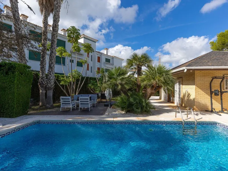 VILLA WITH PRIVATE POOL AND GARDEN IN THE PHILIPPINES WITH A PLOT OF 1510 M2. 5 BEDROOMS. 3 BATHROOMS. SURFACE AREA 366 M2.
