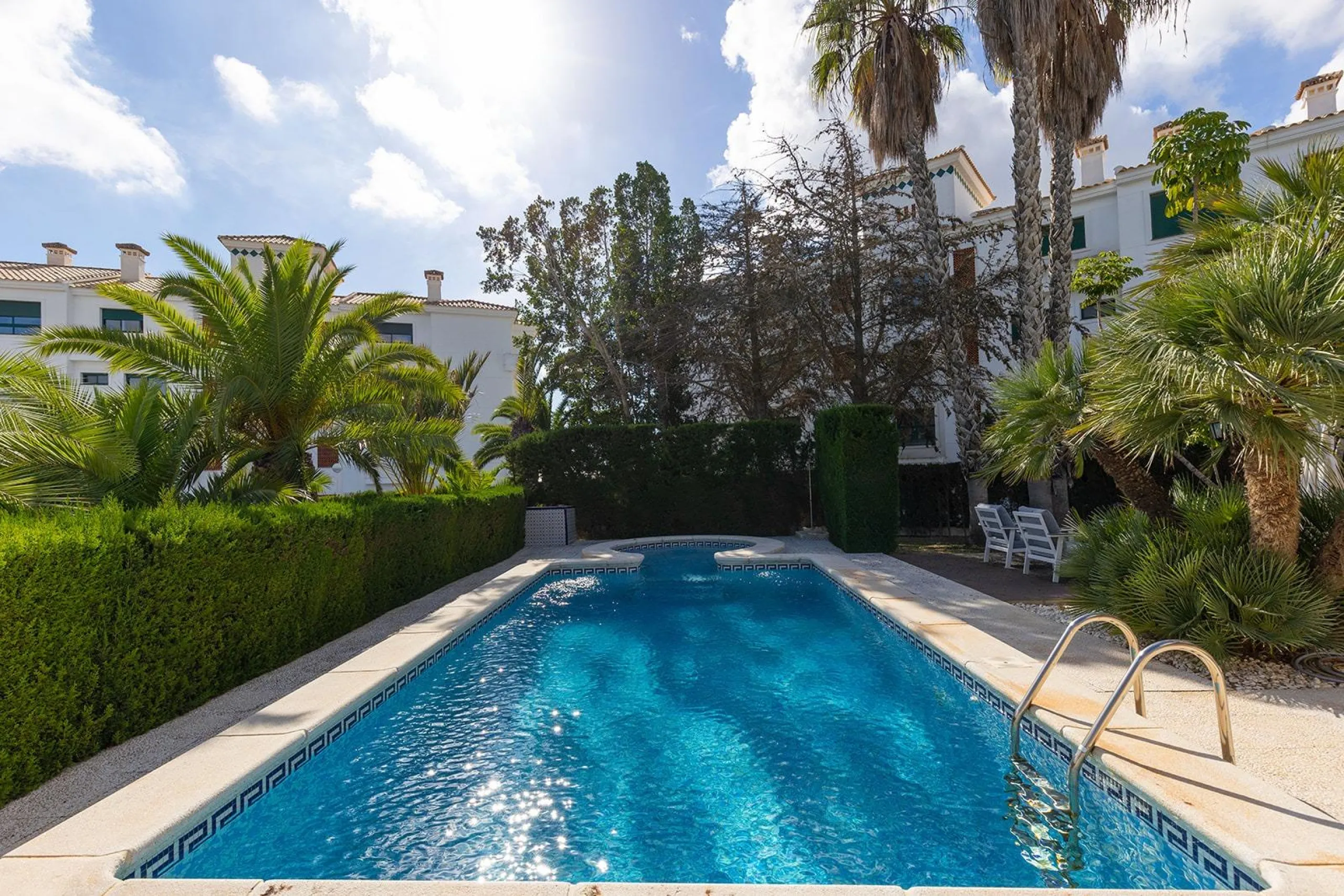 VILLA WITH PRIVATE POOL AND GARDEN IN THE PHILIPPINES WITH A PLOT OF 1510 M2. 5 BEDROOMS. 3 BATHROOMS. SURFACE AREA 366 M2.
