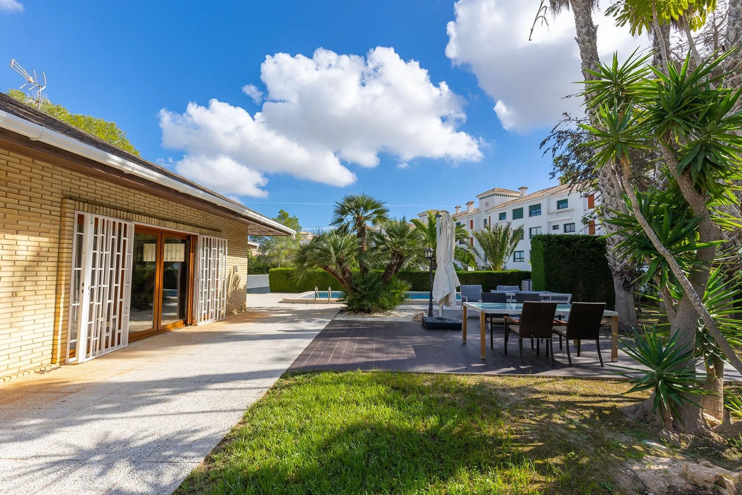 VILLA WITH PRIVATE POOL AND GARDEN IN THE PHILIPPINES WITH A PLOT OF 1510 M2. 5 BEDROOMS. 3 BATHROOMS. SURFACE AREA 366 M2.