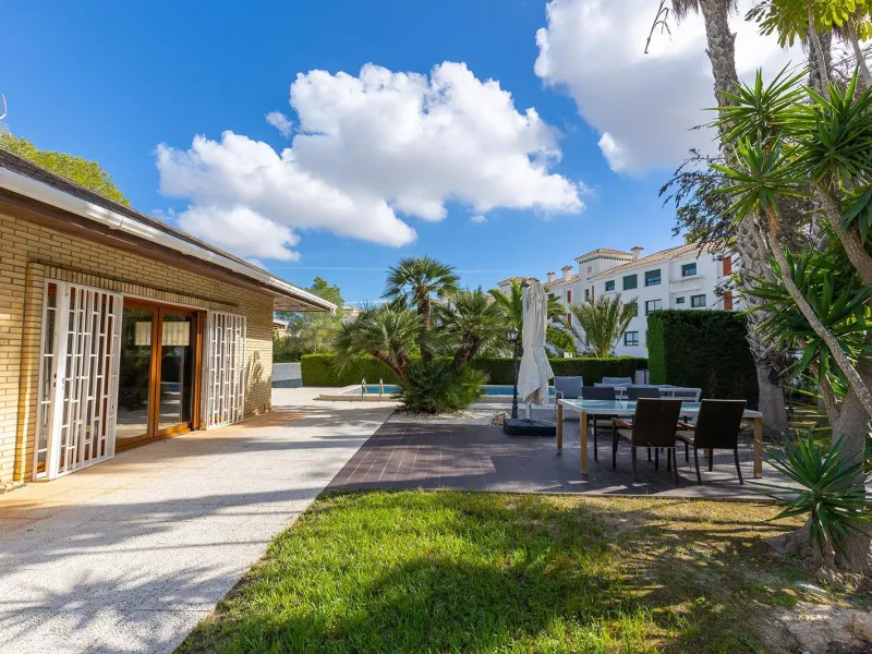 VILLA WITH PRIVATE POOL AND GARDEN IN THE PHILIPPINES WITH A PLOT OF 1510 M2. 5 BEDROOMS. 3 BATHROOMS. SURFACE AREA 366 M2.
