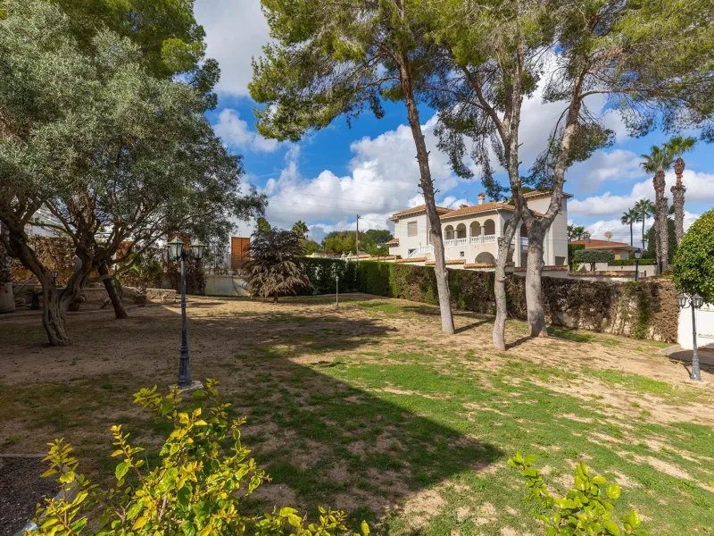 VILLA WITH PRIVATE POOL AND GARDEN IN THE PHILIPPINES WITH A PLOT OF 1510 M2. 5 BEDROOMS. 3 BATHROOMS. SURFACE AREA 366 M2.
