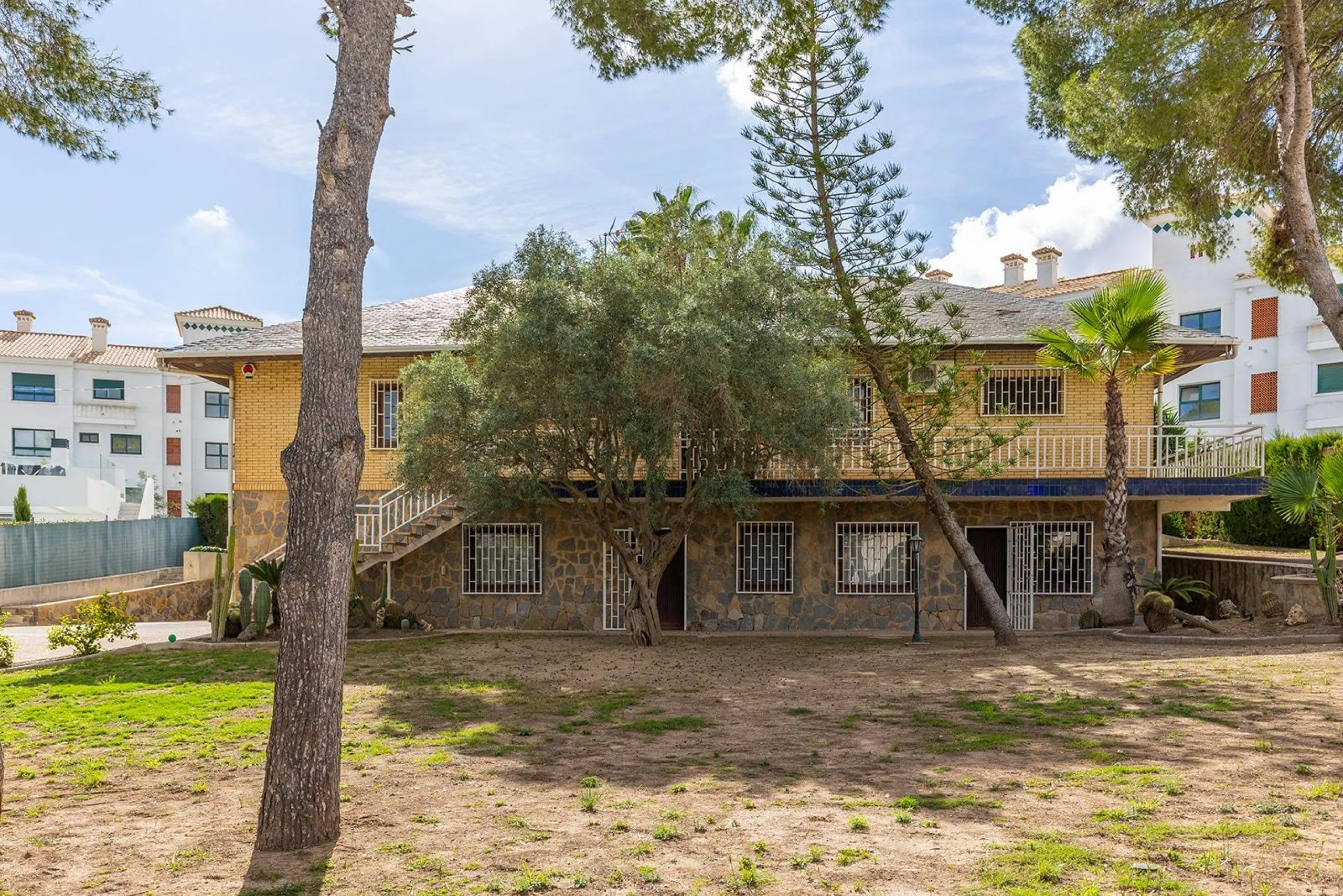 VILLA WITH PRIVATE POOL AND GARDEN IN THE PHILIPPINES WITH A PLOT OF 1510 M2. 5 BEDROOMS. 3 BATHROOMS. SURFACE AREA 366 M2.