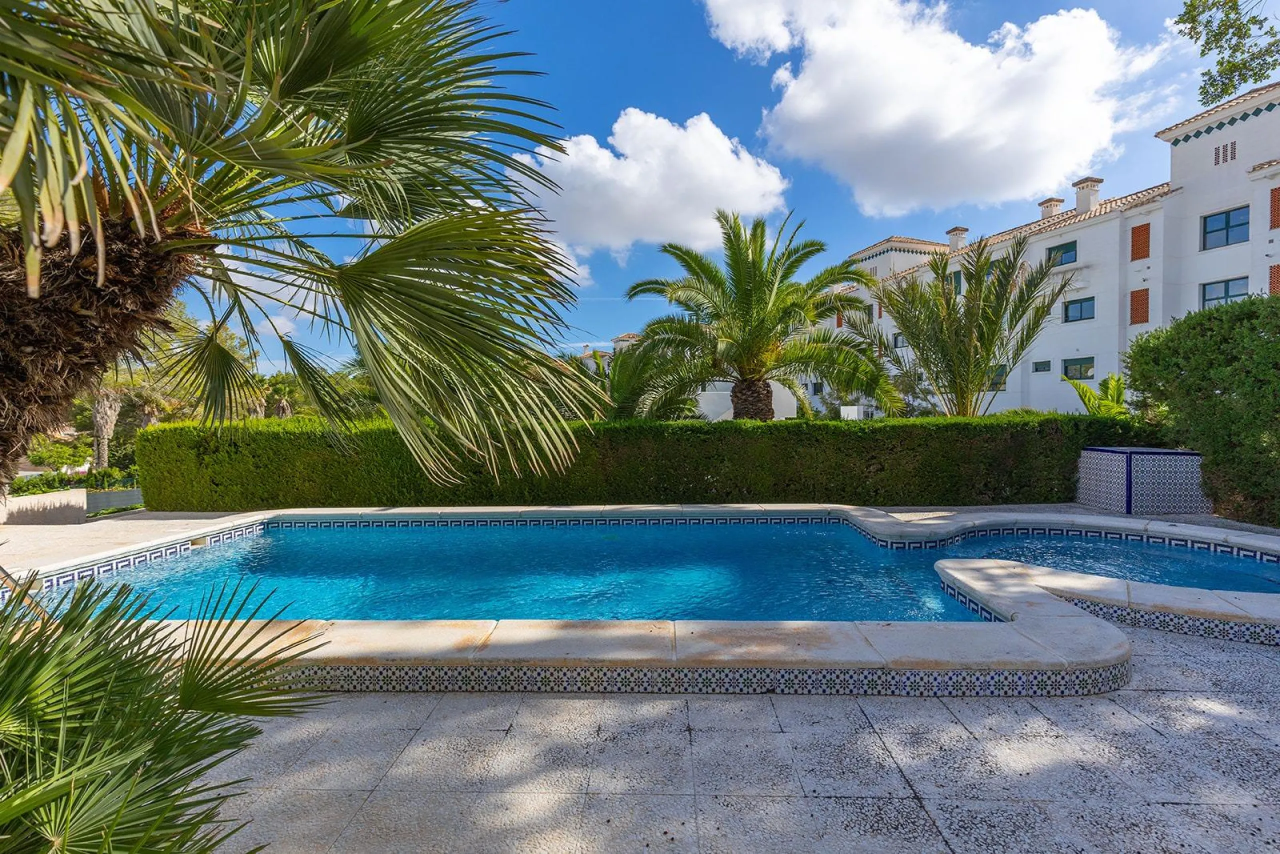 VILLA WITH PRIVATE POOL AND GARDEN IN THE PHILIPPINES WITH A PLOT OF 1510 M2. 5 BEDROOMS. 3 BATHROOMS. SURFACE AREA 366 M2.