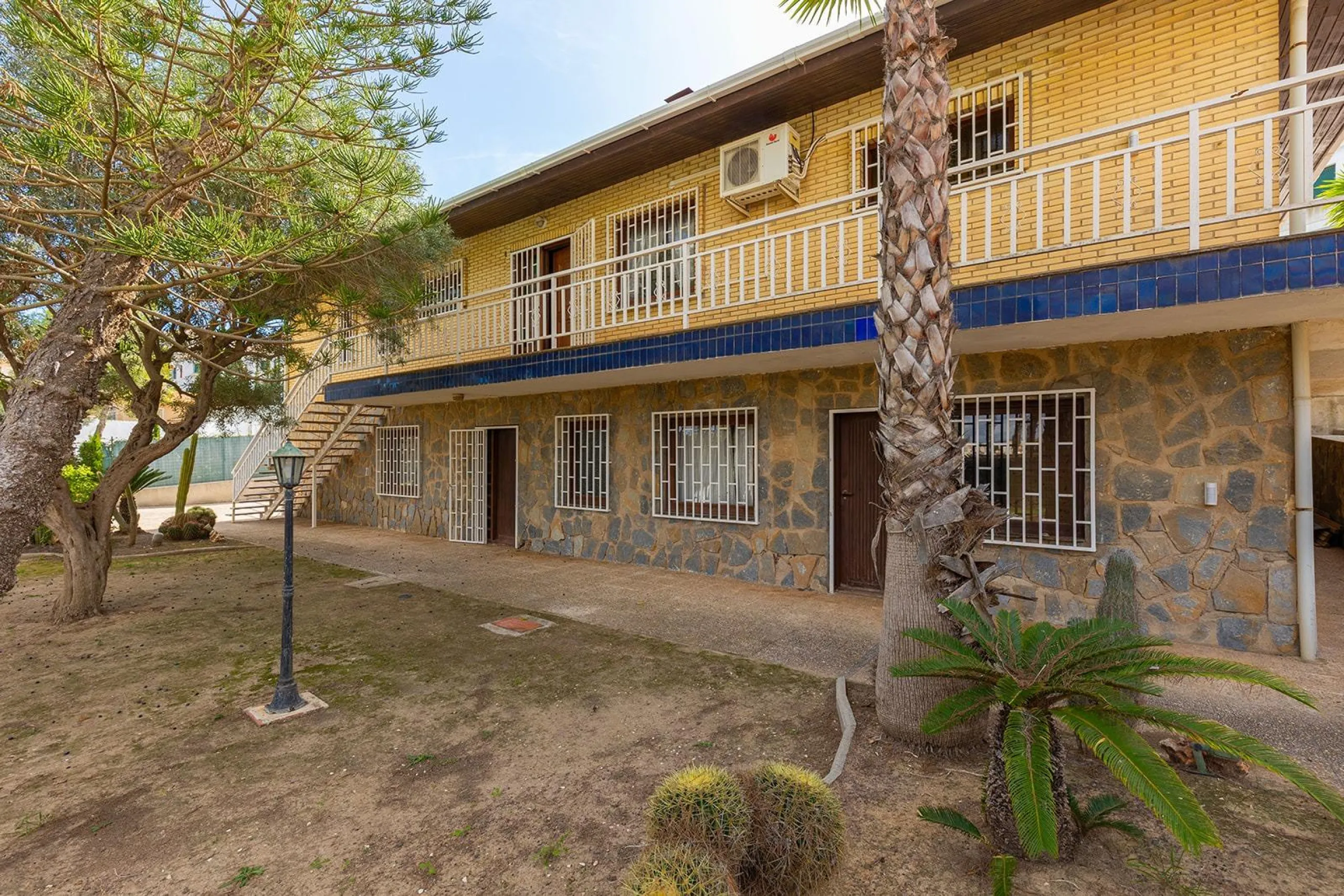 VILLA WITH PRIVATE POOL AND GARDEN IN THE PHILIPPINES WITH A PLOT OF 1510 M2. 5 BEDROOMS. 3 BATHROOMS. SURFACE AREA 366 M2.
