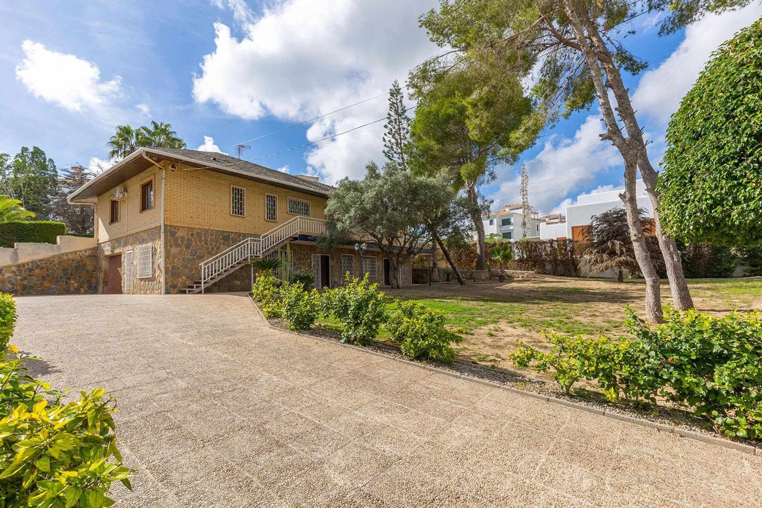 VILLA WITH PRIVATE POOL AND GARDEN IN THE PHILIPPINES WITH A PLOT OF 1510 M2. 5 BEDROOMS. 3 BATHROOMS. SURFACE AREA 366 M2.