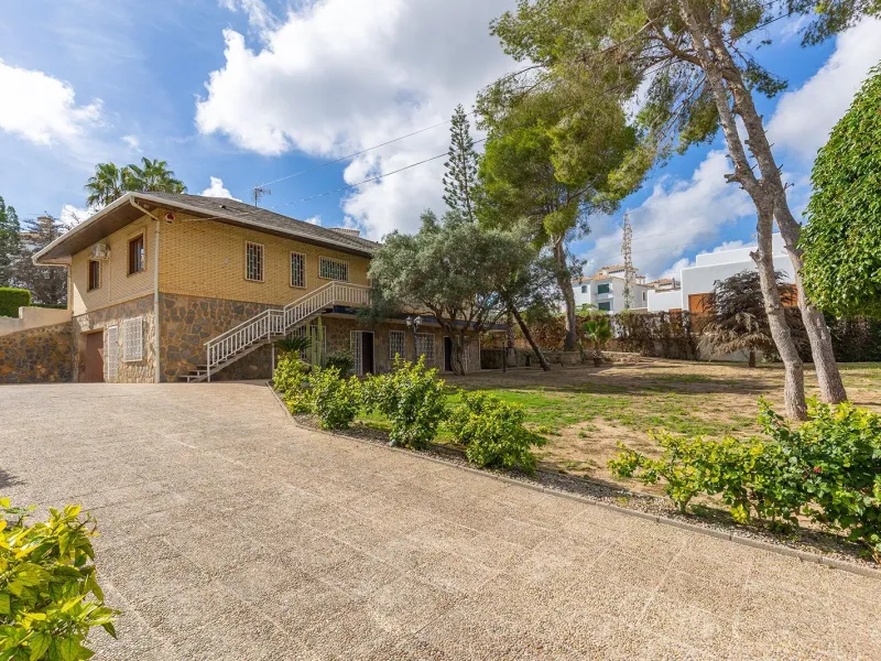 VILLA WITH PRIVATE POOL AND GARDEN IN THE PHILIPPINES WITH A PLOT OF 1510 M2. 5 BEDROOMS. 3 BATHROOMS. SURFACE AREA 366 M2.