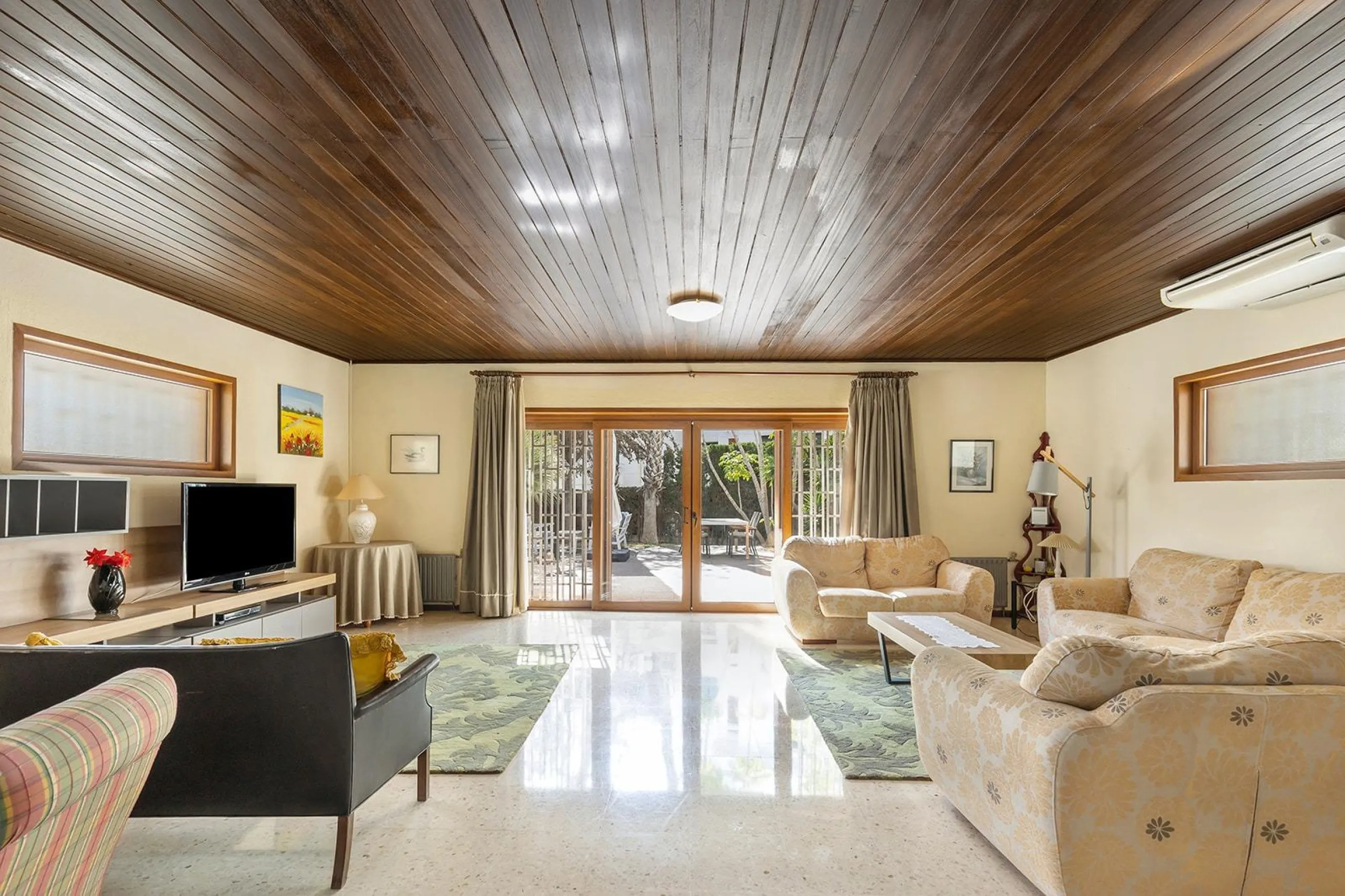 VILLA WITH PRIVATE POOL AND GARDEN IN THE PHILIPPINES WITH A PLOT OF 1510 M2. 5 BEDROOMS. 3 BATHROOMS. SURFACE AREA 366 M2.