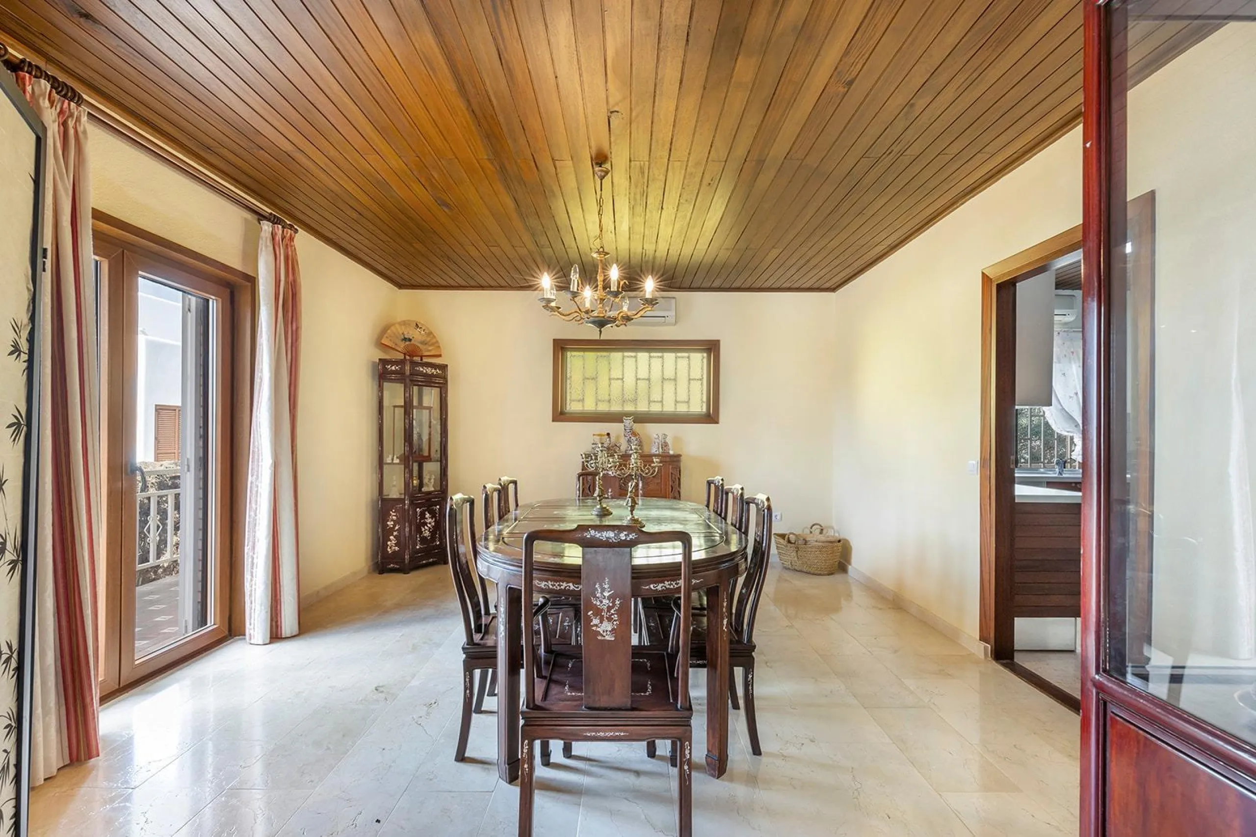 VILLA WITH PRIVATE POOL AND GARDEN IN THE PHILIPPINES WITH A PLOT OF 1510 M2. 5 BEDROOMS. 3 BATHROOMS. SURFACE AREA 366 M2.