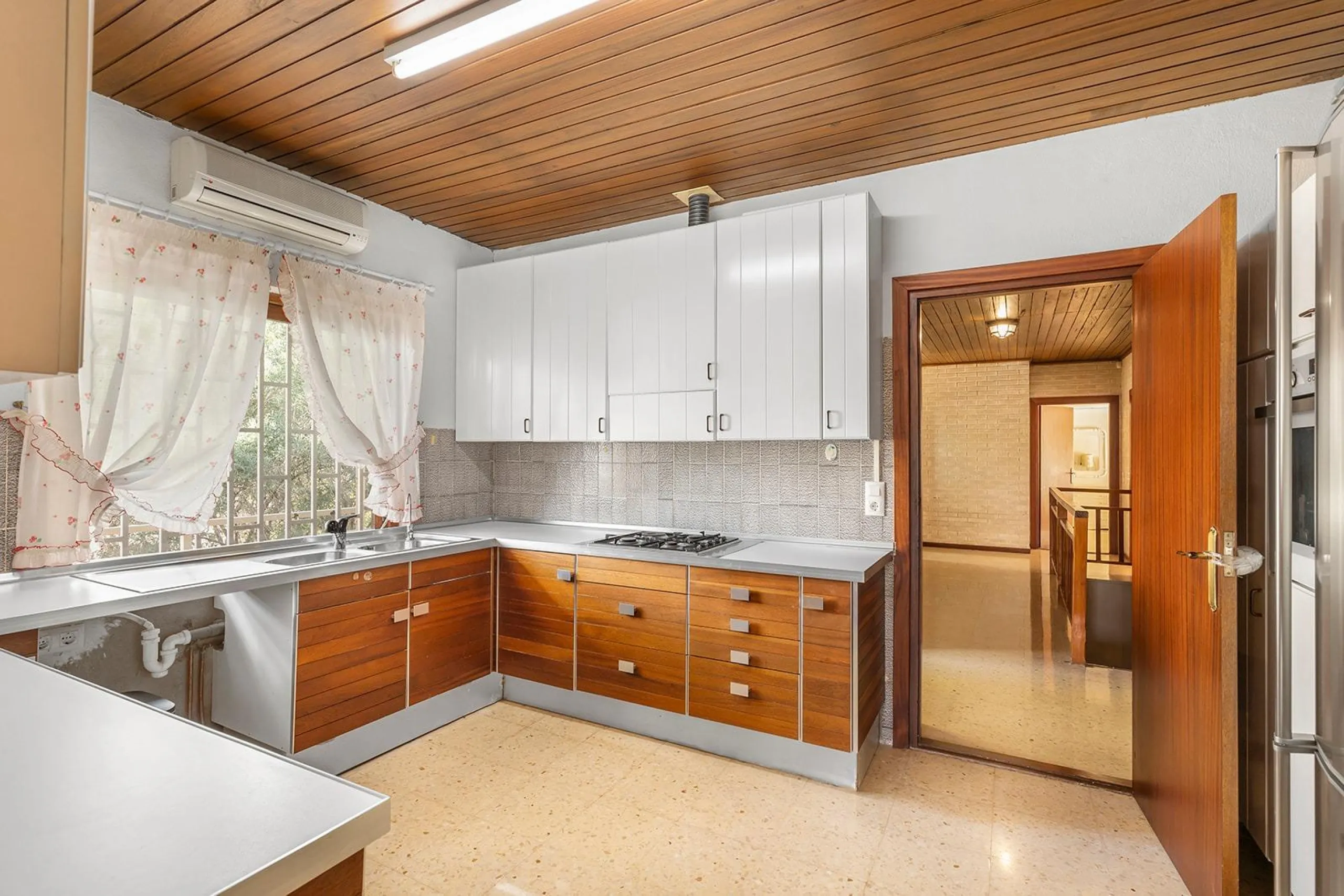 VILLA WITH PRIVATE POOL AND GARDEN IN THE PHILIPPINES WITH A PLOT OF 1510 M2. 5 BEDROOMS. 3 BATHROOMS. SURFACE AREA 366 M2.