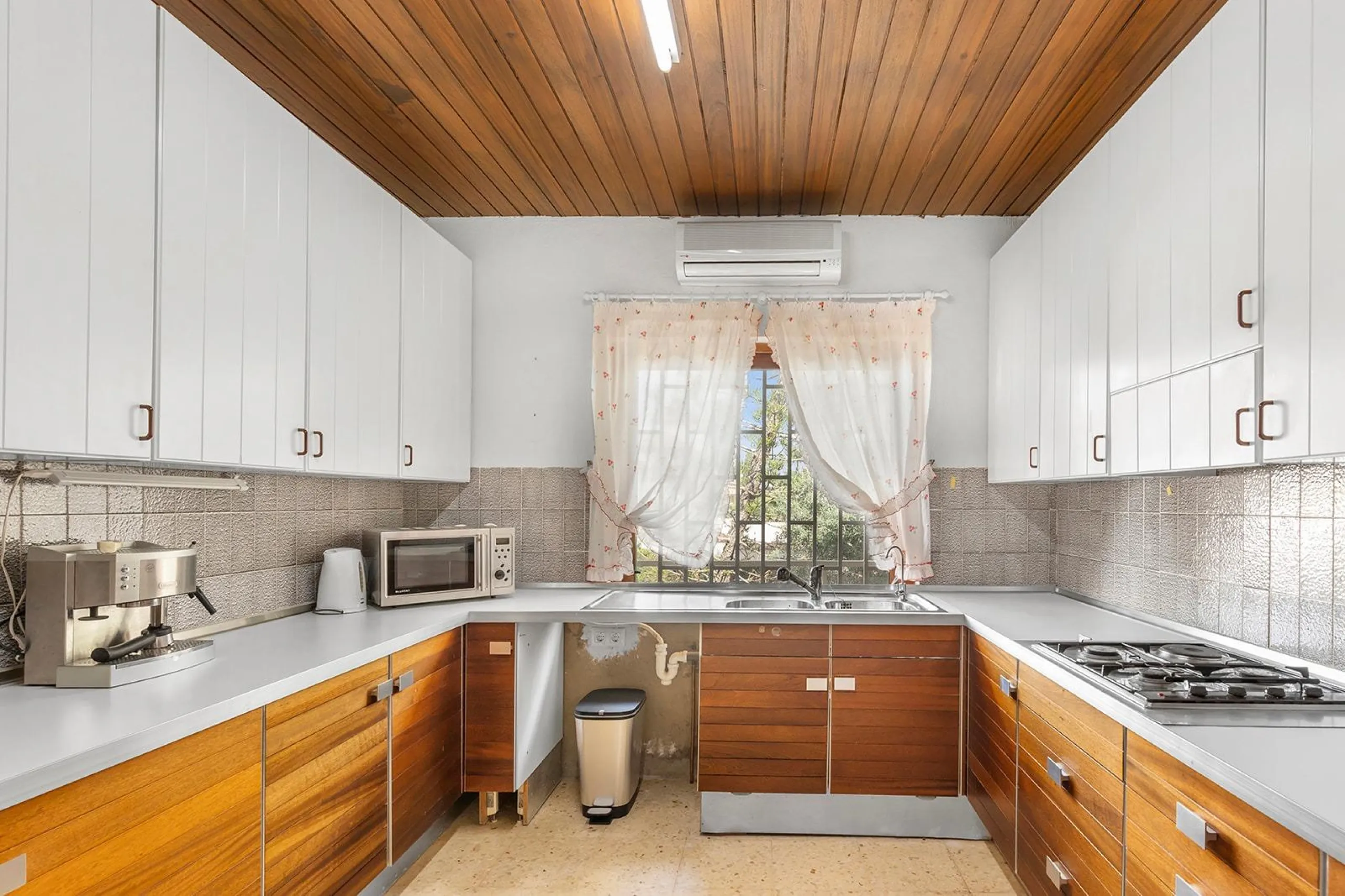 VILLA WITH PRIVATE POOL AND GARDEN IN THE PHILIPPINES WITH A PLOT OF 1510 M2. 5 BEDROOMS. 3 BATHROOMS. SURFACE AREA 366 M2.