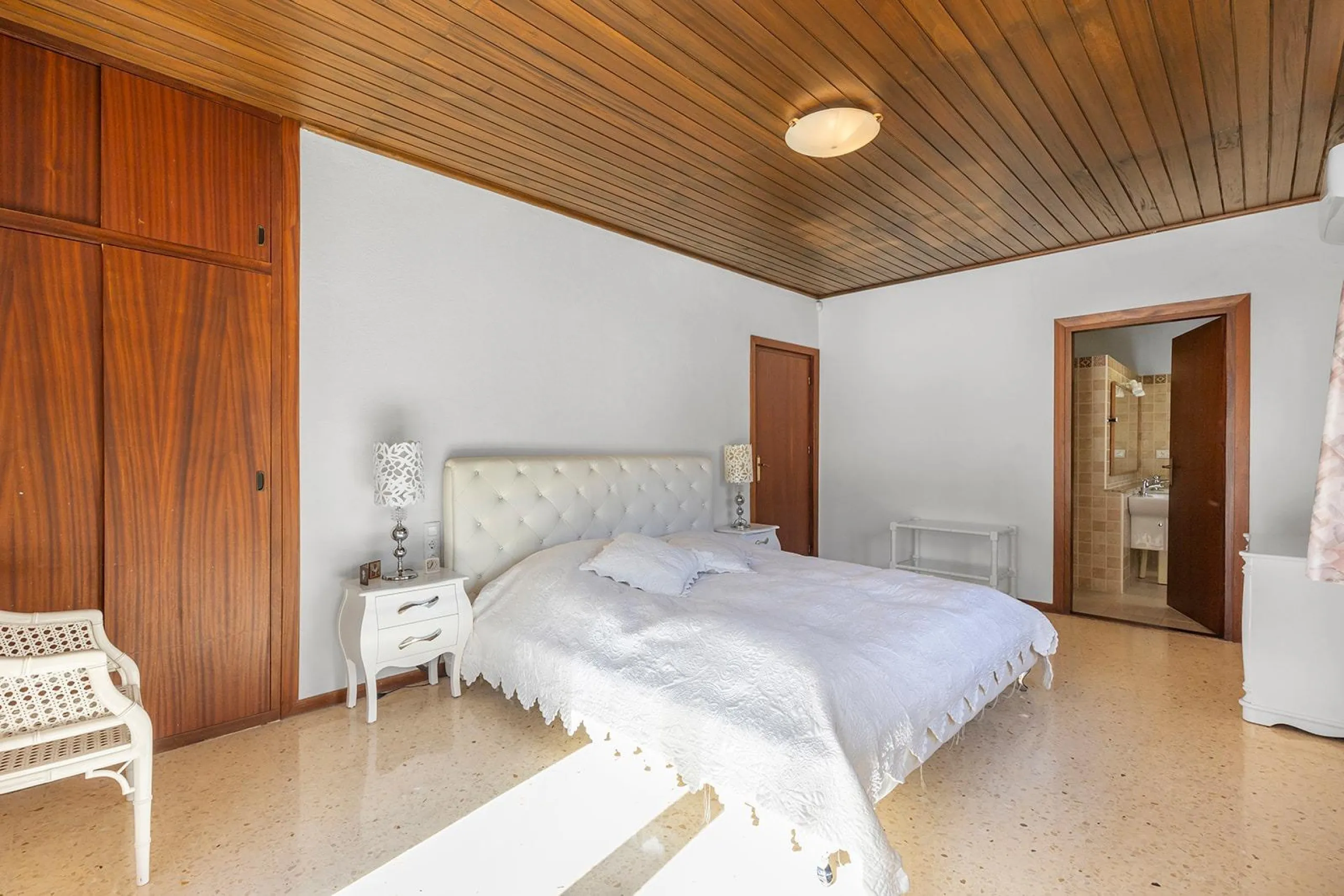 VILLA WITH PRIVATE POOL AND GARDEN IN THE PHILIPPINES WITH A PLOT OF 1510 M2. 5 BEDROOMS. 3 BATHROOMS. SURFACE AREA 366 M2.