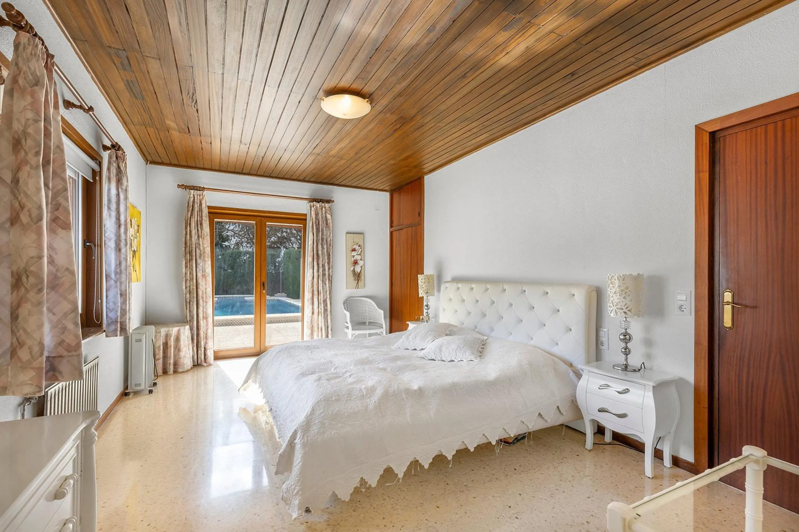 VILLA WITH PRIVATE POOL AND GARDEN IN THE PHILIPPINES WITH A PLOT OF 1510 M2. 5 BEDROOMS. 3 BATHROOMS. SURFACE AREA 366 M2.