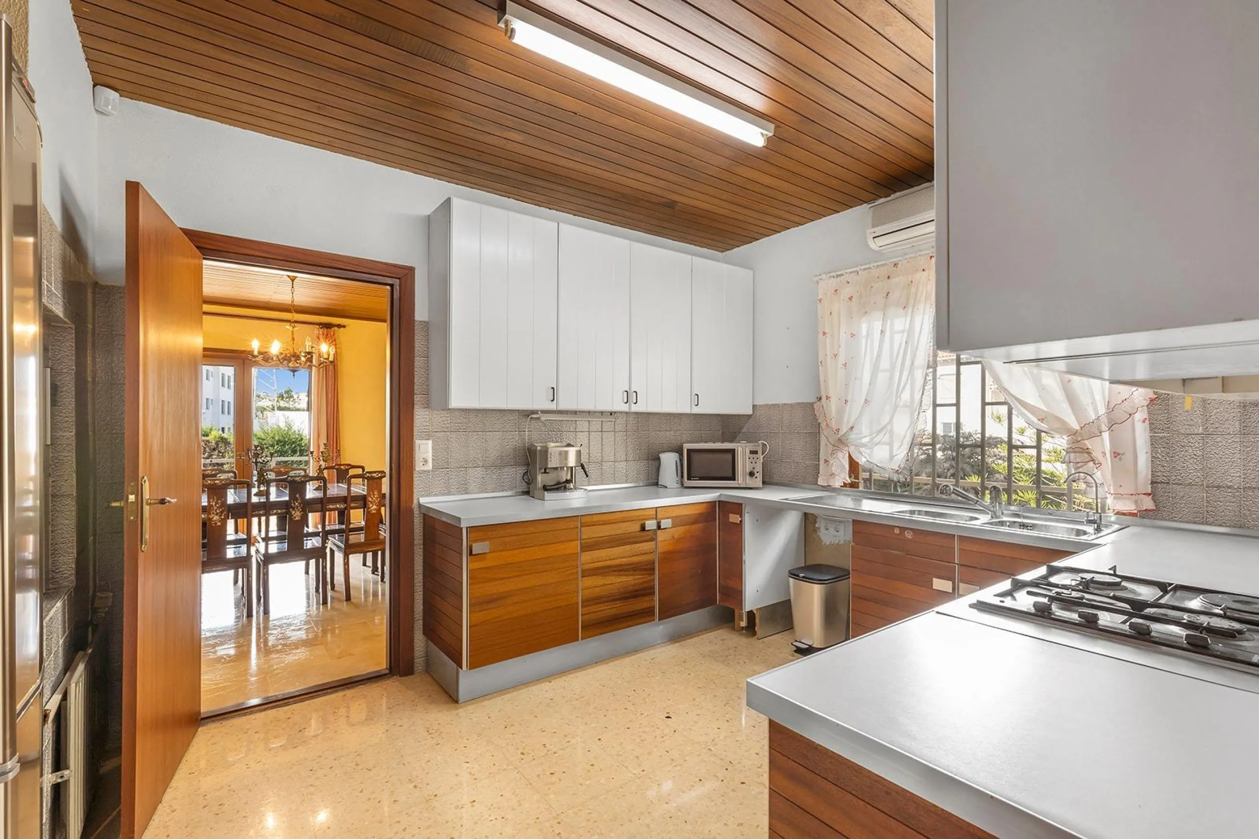 VILLA WITH PRIVATE POOL AND GARDEN IN THE PHILIPPINES WITH A PLOT OF 1510 M2. 5 BEDROOMS. 3 BATHROOMS. SURFACE AREA 366 M2.