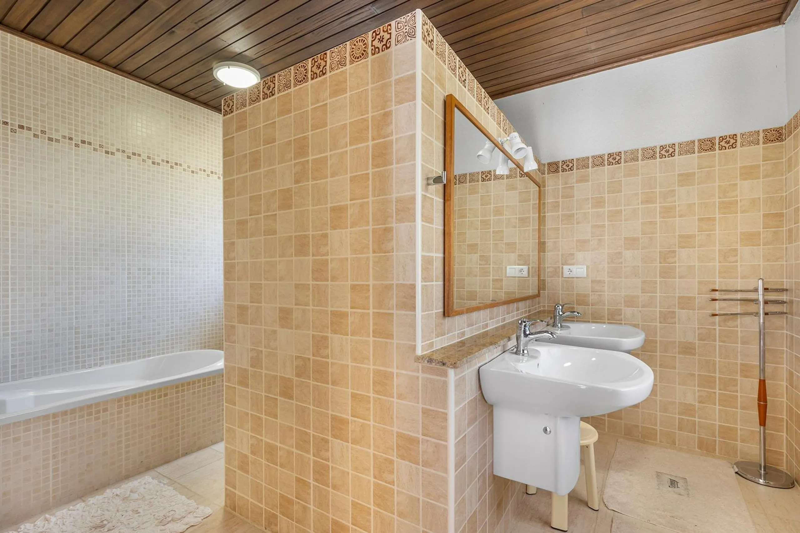 VILLA WITH PRIVATE POOL AND GARDEN IN THE PHILIPPINES WITH A PLOT OF 1510 M2. 5 BEDROOMS. 3 BATHROOMS. SURFACE AREA 366 M2.