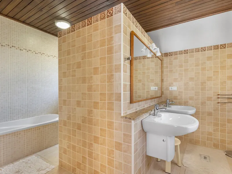 VILLA WITH PRIVATE POOL AND GARDEN IN THE PHILIPPINES WITH A PLOT OF 1510 M2. 5 BEDROOMS. 3 BATHROOMS. SURFACE AREA 366 M2.