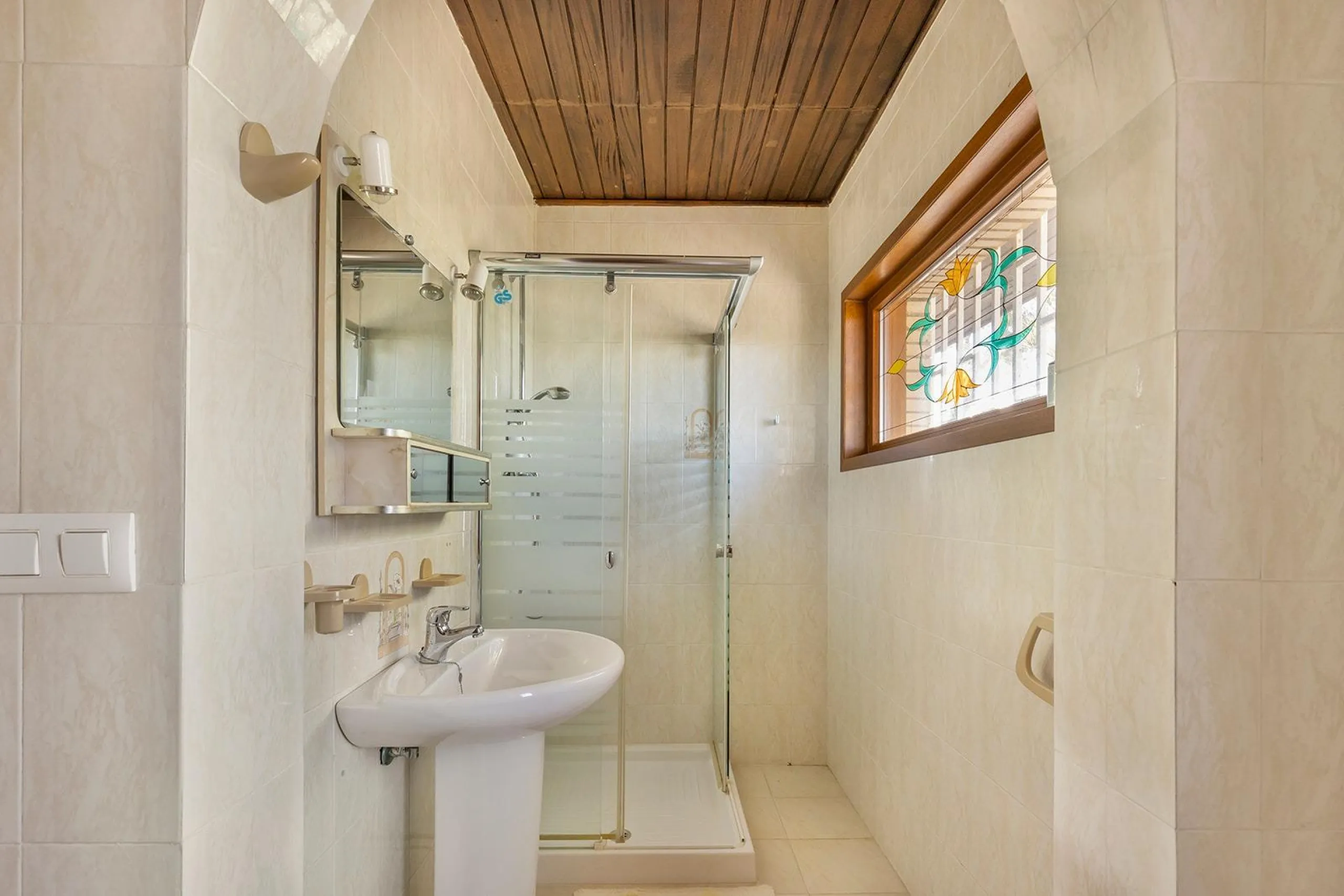 VILLA WITH PRIVATE POOL AND GARDEN IN THE PHILIPPINES WITH A PLOT OF 1510 M2. 5 BEDROOMS. 3 BATHROOMS. SURFACE AREA 366 M2.