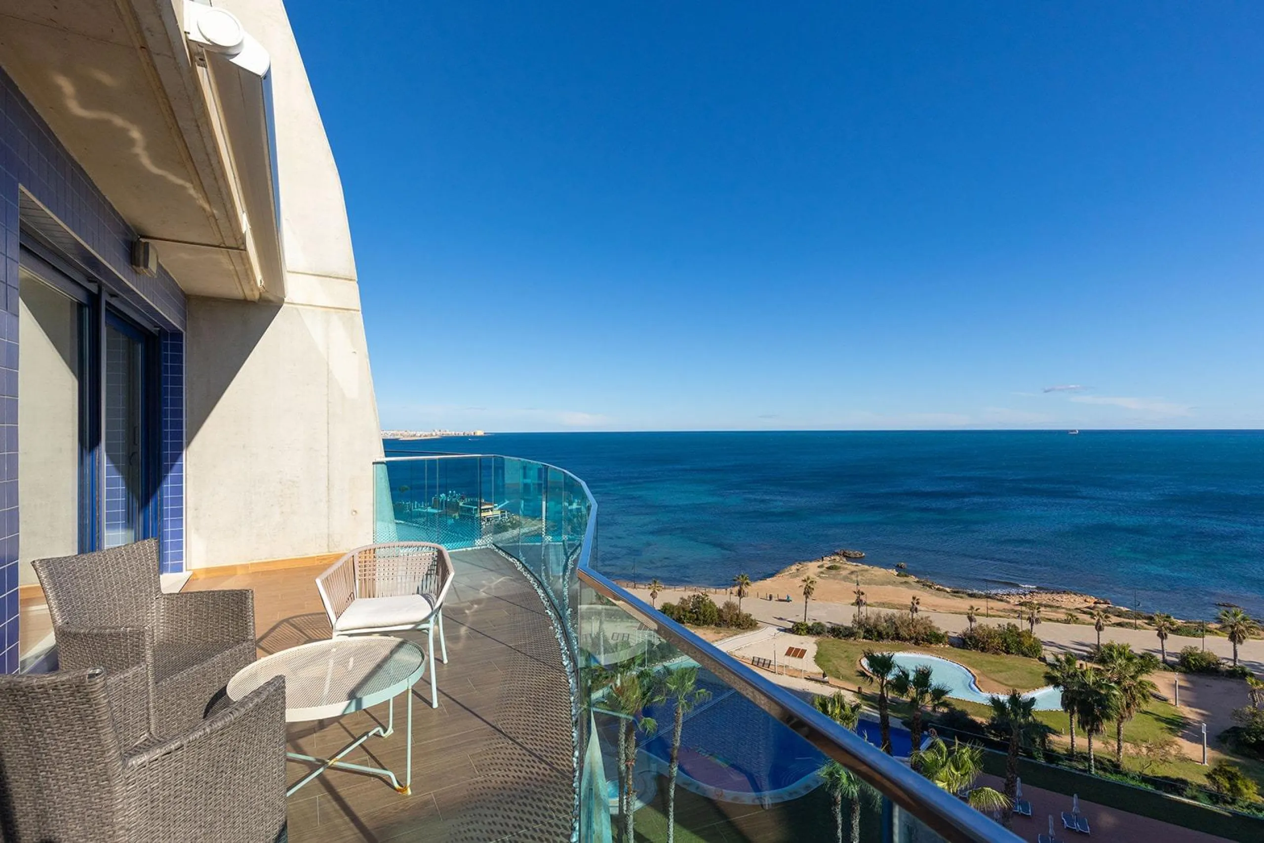 PENTHOUSE WITH SEA VIEWS IN 'SEA SENSE' WITH PRIVATE SOLARIUM. 2 BEDROOMS. 2 BATHROOMS. GARAGE + STORAGE INCLUDED.