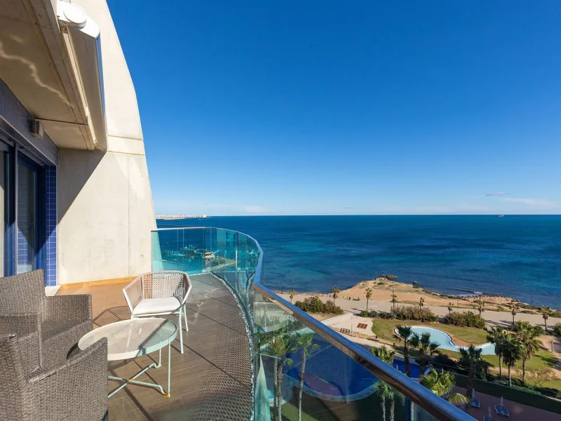 PENTHOUSE WITH SEA VIEWS IN 'SEA SENSE' WITH PRIVATE SOLARIUM. 2 BEDROOMS. 2 BATHROOMS. GARAGE + STORAGE INCLUDED.