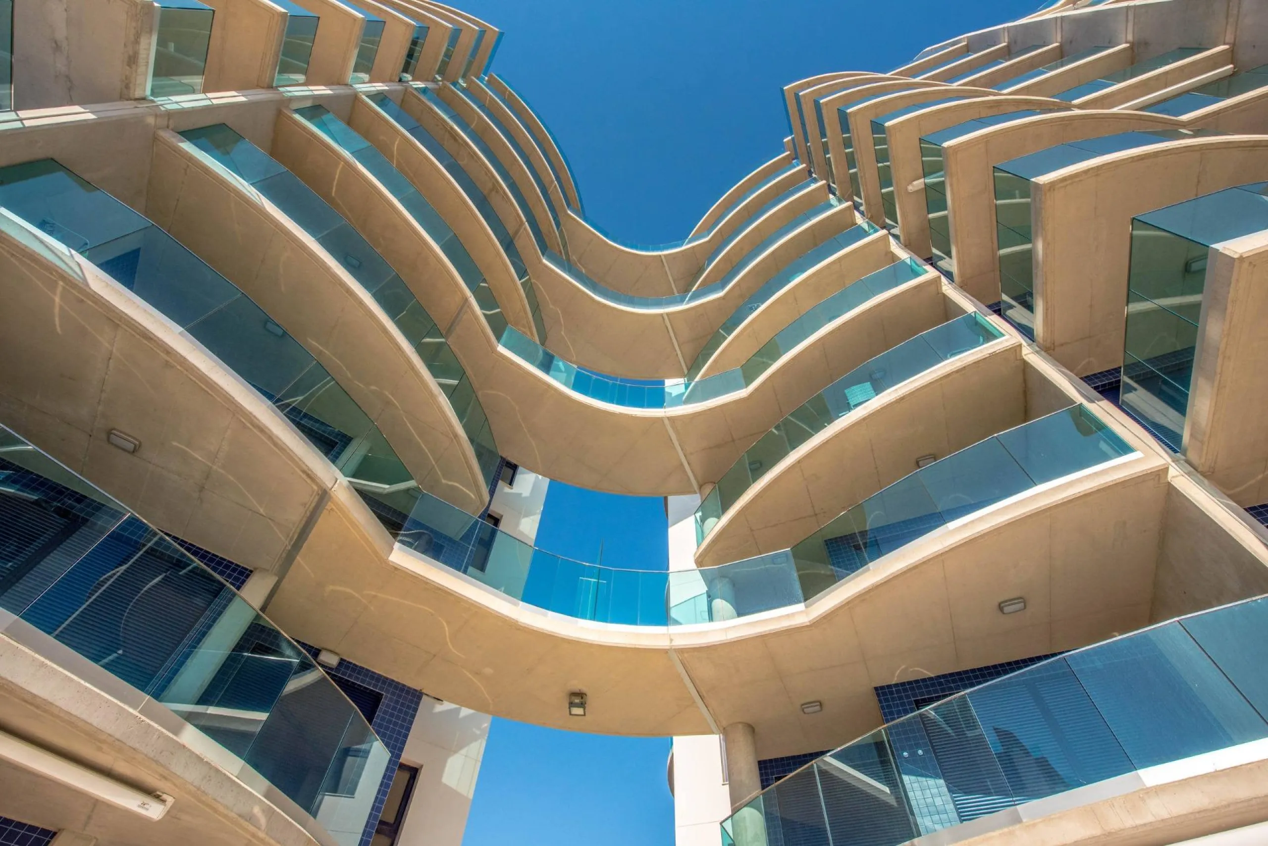 PENTHOUSE WITH SEA VIEWS IN 'SEA SENSE' WITH PRIVATE SOLARIUM. 2 BEDROOMS. 2 BATHROOMS. GARAGE + STORAGE INCLUDED.