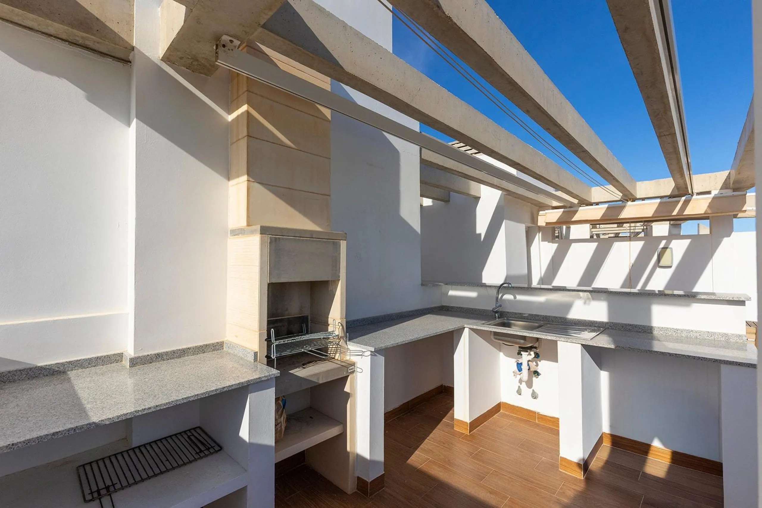 PENTHOUSE WITH SEA VIEWS IN 'SEA SENSE' WITH PRIVATE SOLARIUM. 2 BEDROOMS. 2 BATHROOMS. GARAGE + STORAGE INCLUDED.
