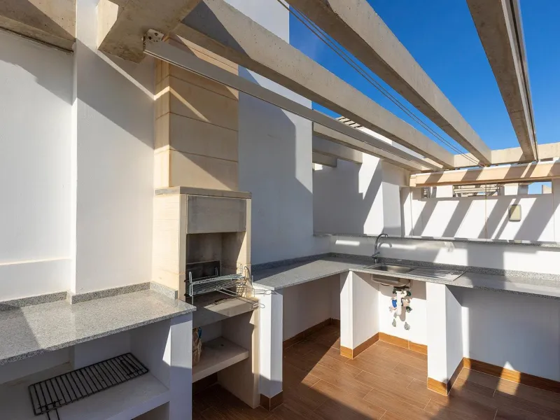 PENTHOUSE WITH SEA VIEWS IN 'SEA SENSE' WITH PRIVATE SOLARIUM. 2 BEDROOMS. 2 BATHROOMS. GARAGE + STORAGE INCLUDED.