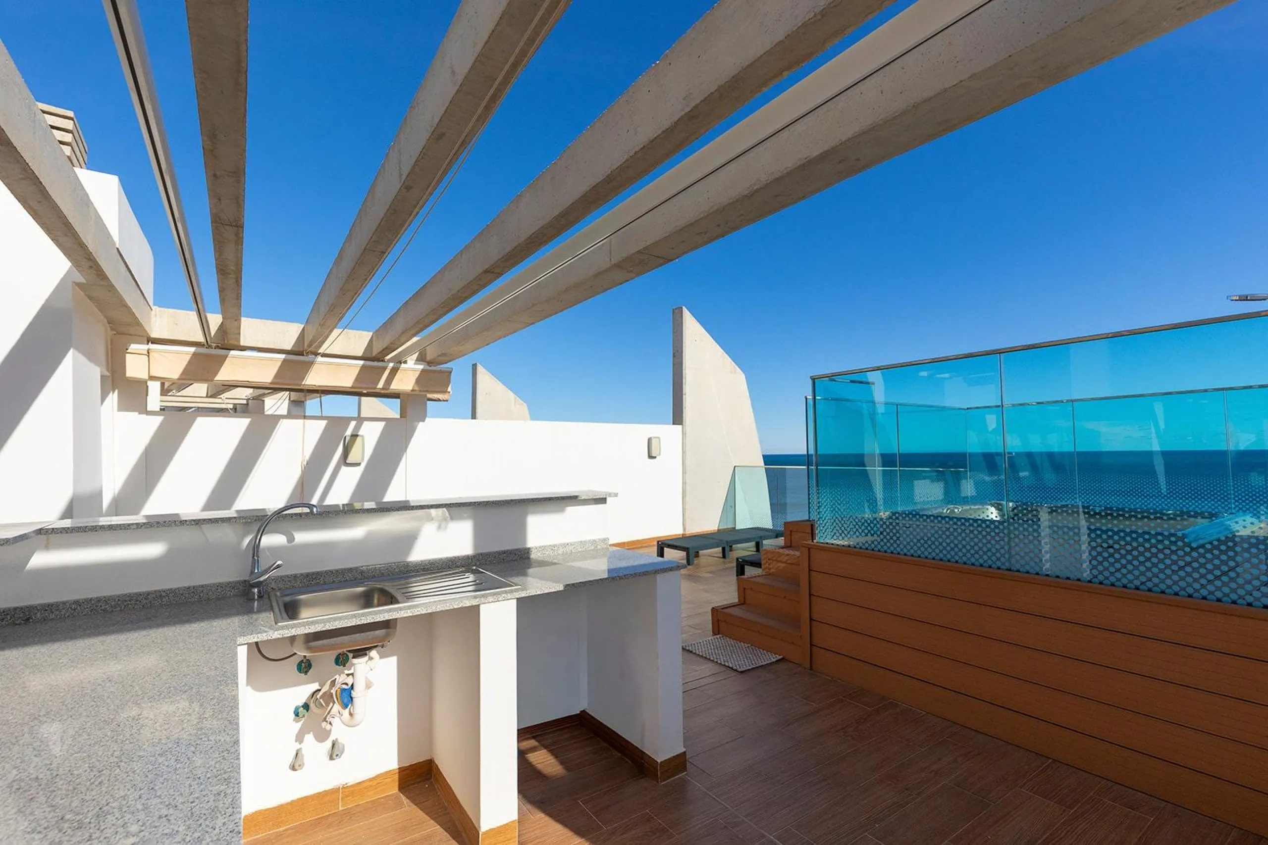 PENTHOUSE WITH SEA VIEWS IN 'SEA SENSE' WITH PRIVATE SOLARIUM. 2 BEDROOMS. 2 BATHROOMS. GARAGE + STORAGE INCLUDED.