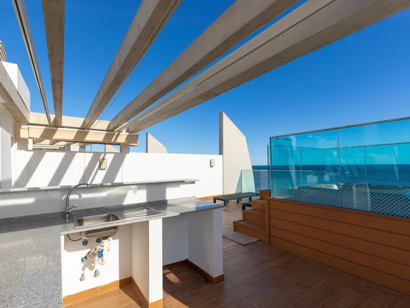 PENTHOUSE WITH SEA VIEWS IN 'SEA SENSE' WITH PRIVATE SOLARIUM. 2 BEDROOMS. 2 BATHROOMS. GARAGE + STORAGE INCLUDED.
