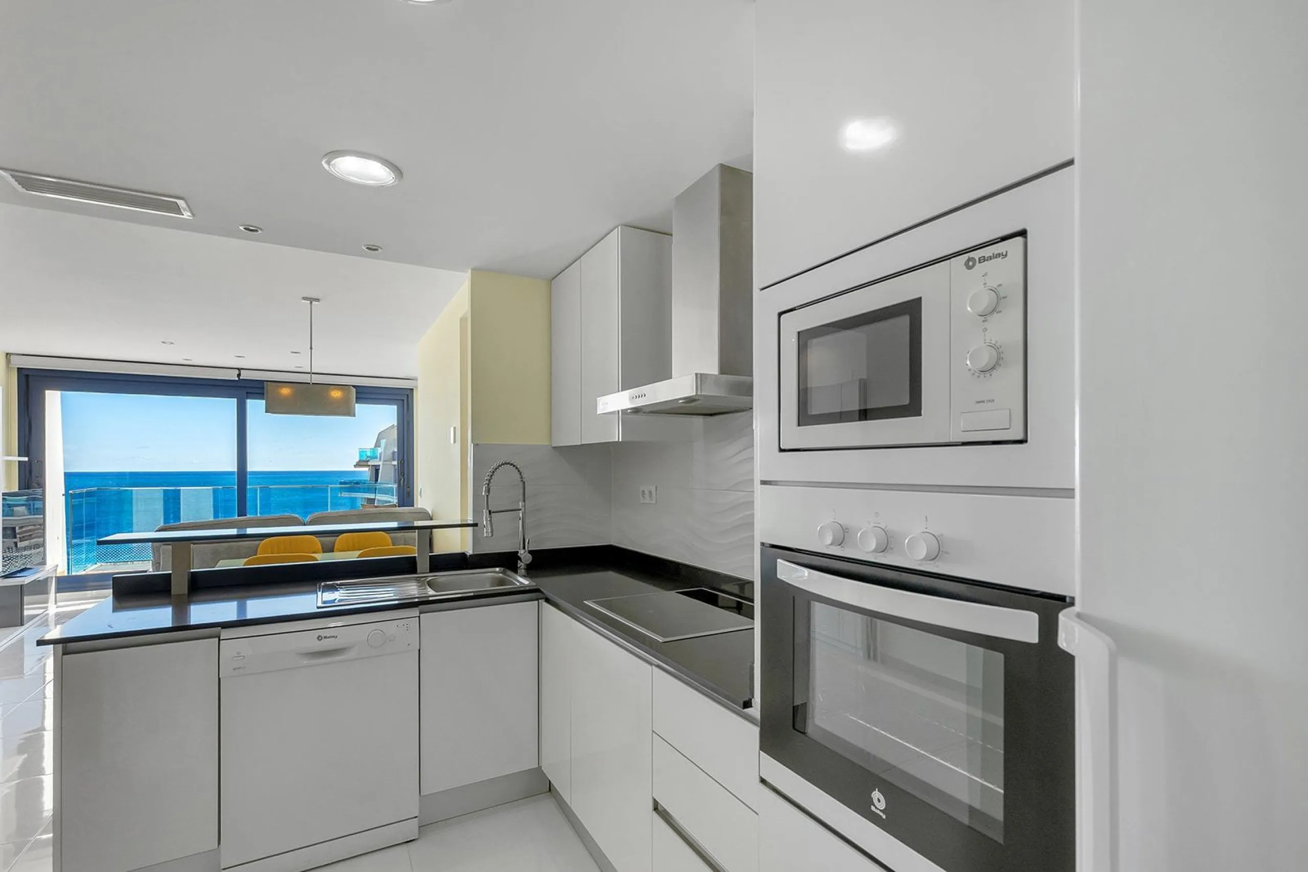 PENTHOUSE WITH SEA VIEWS IN 'SEA SENSE' WITH PRIVATE SOLARIUM. 2 BEDROOMS. 2 BATHROOMS. GARAGE + STORAGE INCLUDED.