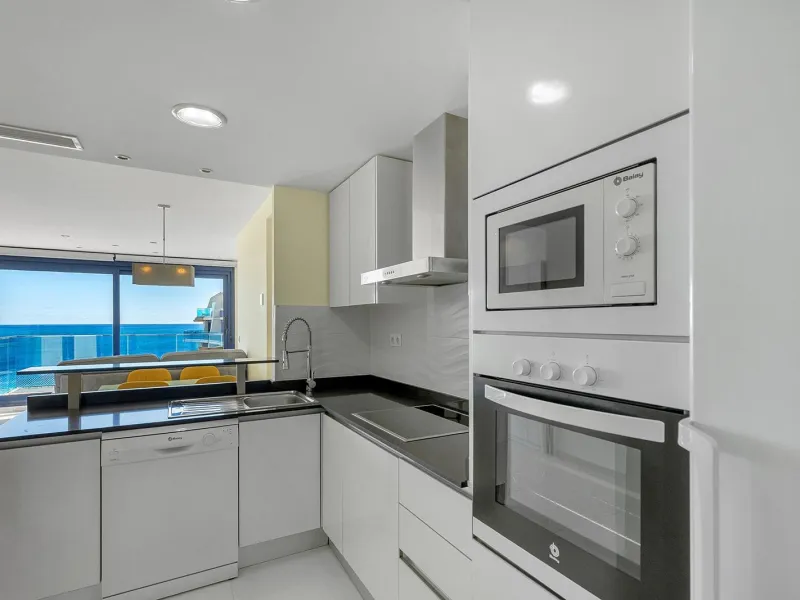 PENTHOUSE WITH SEA VIEWS IN 'SEA SENSE' WITH PRIVATE SOLARIUM. 2 BEDROOMS. 2 BATHROOMS. GARAGE + STORAGE INCLUDED.