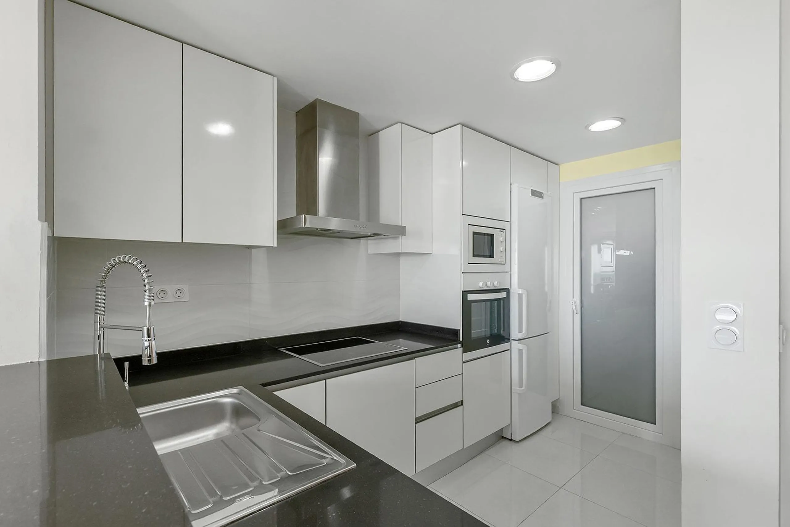 PENTHOUSE WITH SEA VIEWS IN 'SEA SENSE' WITH PRIVATE SOLARIUM. 2 BEDROOMS. 2 BATHROOMS. GARAGE + STORAGE INCLUDED.