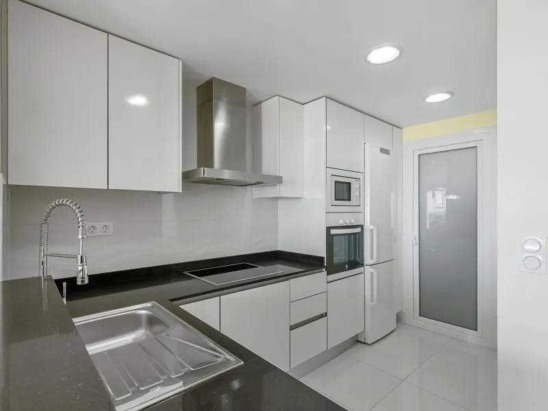 PENTHOUSE WITH SEA VIEWS IN 'SEA SENSE' WITH PRIVATE SOLARIUM. 2 BEDROOMS. 2 BATHROOMS. GARAGE + STORAGE INCLUDED.