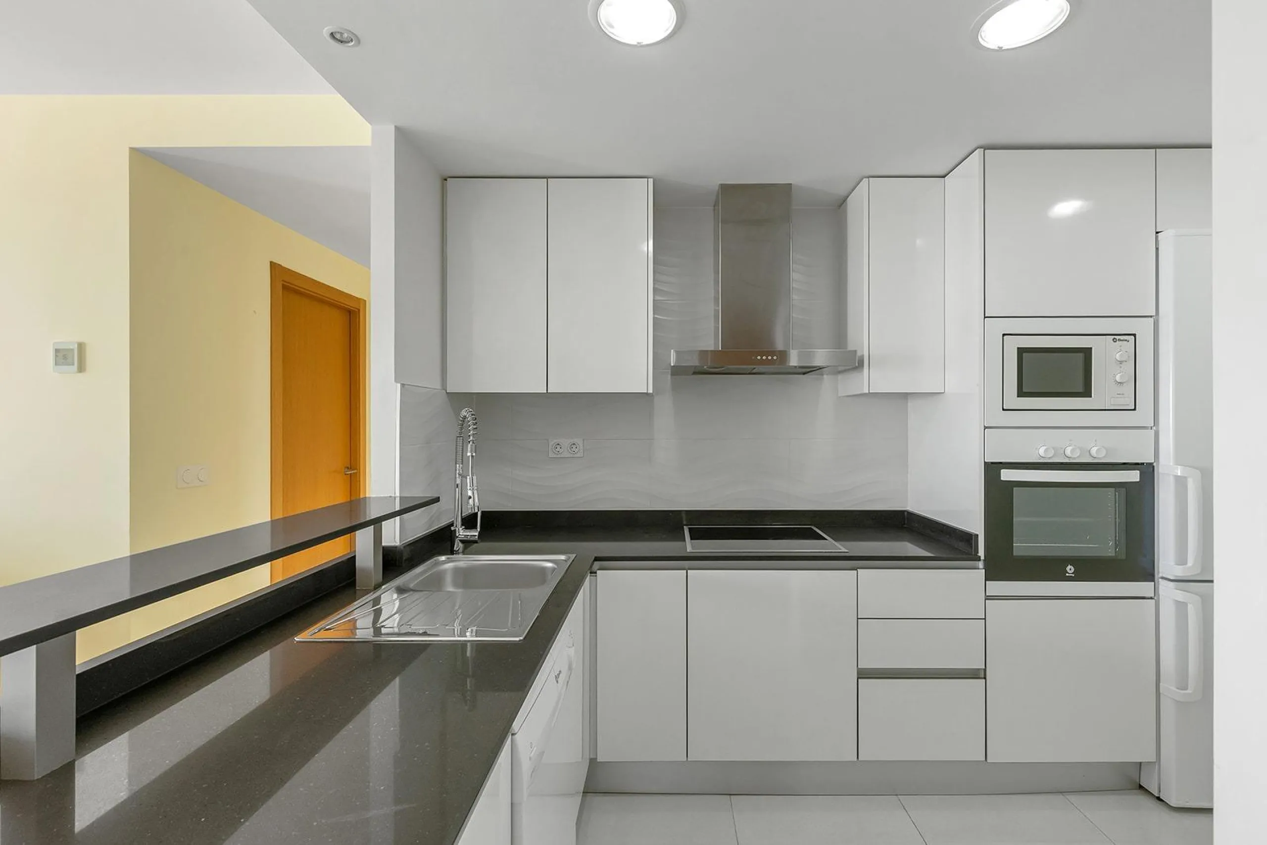 PENTHOUSE WITH SEA VIEWS IN 'SEA SENSE' WITH PRIVATE SOLARIUM. 2 BEDROOMS. 2 BATHROOMS. GARAGE + STORAGE INCLUDED.