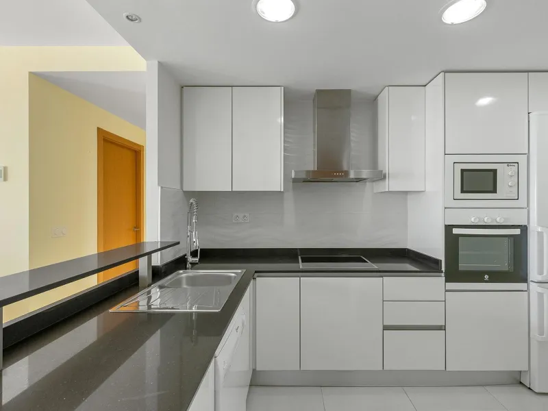 PENTHOUSE WITH SEA VIEWS IN 'SEA SENSE' WITH PRIVATE SOLARIUM. 2 BEDROOMS. 2 BATHROOMS. GARAGE + STORAGE INCLUDED.