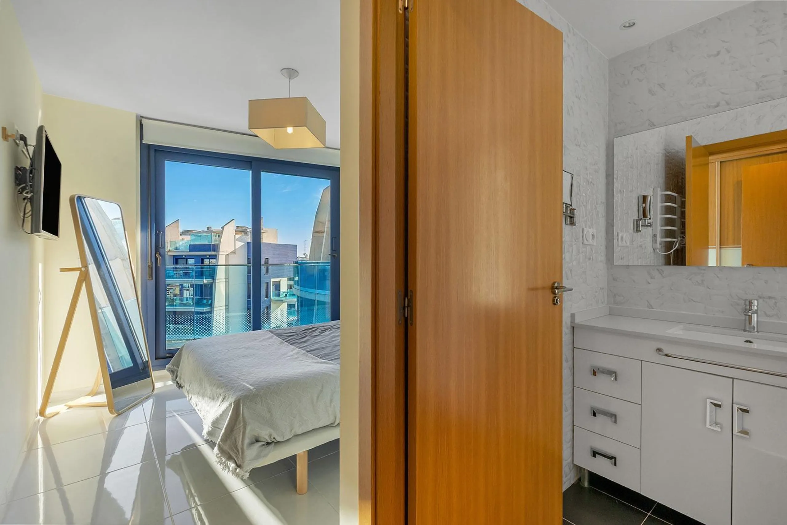 PENTHOUSE WITH SEA VIEWS IN 'SEA SENSE' WITH PRIVATE SOLARIUM. 2 BEDROOMS. 2 BATHROOMS. GARAGE + STORAGE INCLUDED.