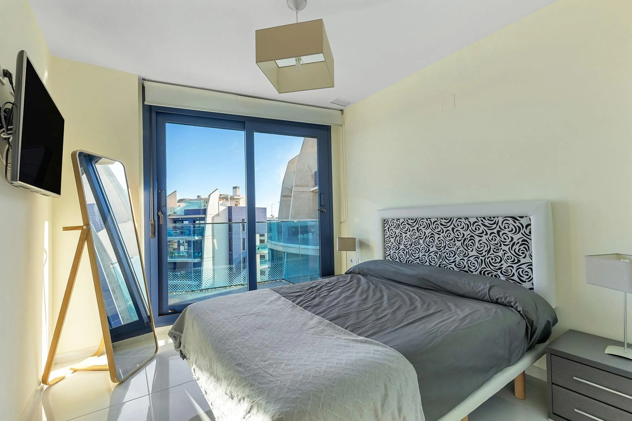 PENTHOUSE WITH SEA VIEWS IN 'SEA SENSE' WITH PRIVATE SOLARIUM. 2 BEDROOMS. 2 BATHROOMS. GARAGE + STORAGE INCLUDED.
