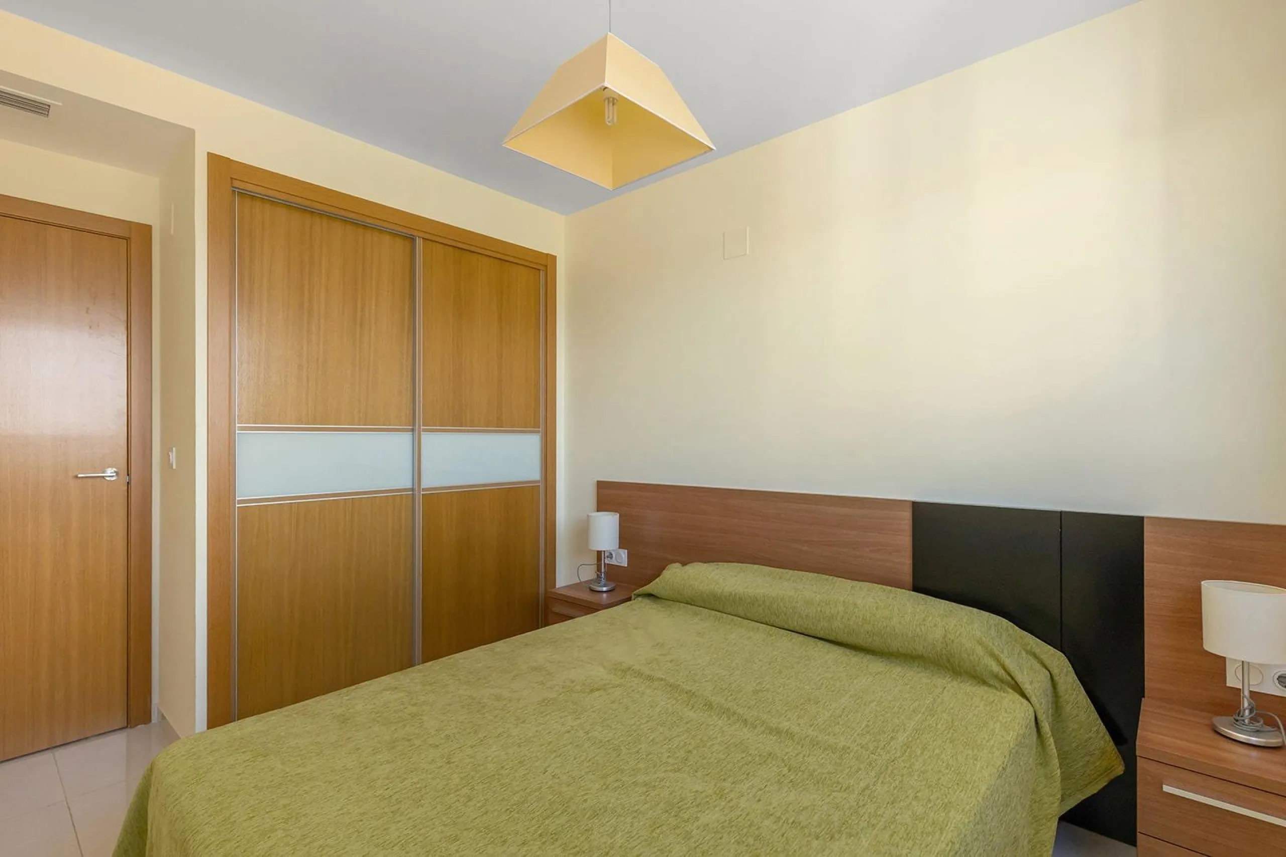 PENTHOUSE WITH SEA VIEWS IN 'SEA SENSE' WITH PRIVATE SOLARIUM. 2 BEDROOMS. 2 BATHROOMS. GARAGE + STORAGE INCLUDED.