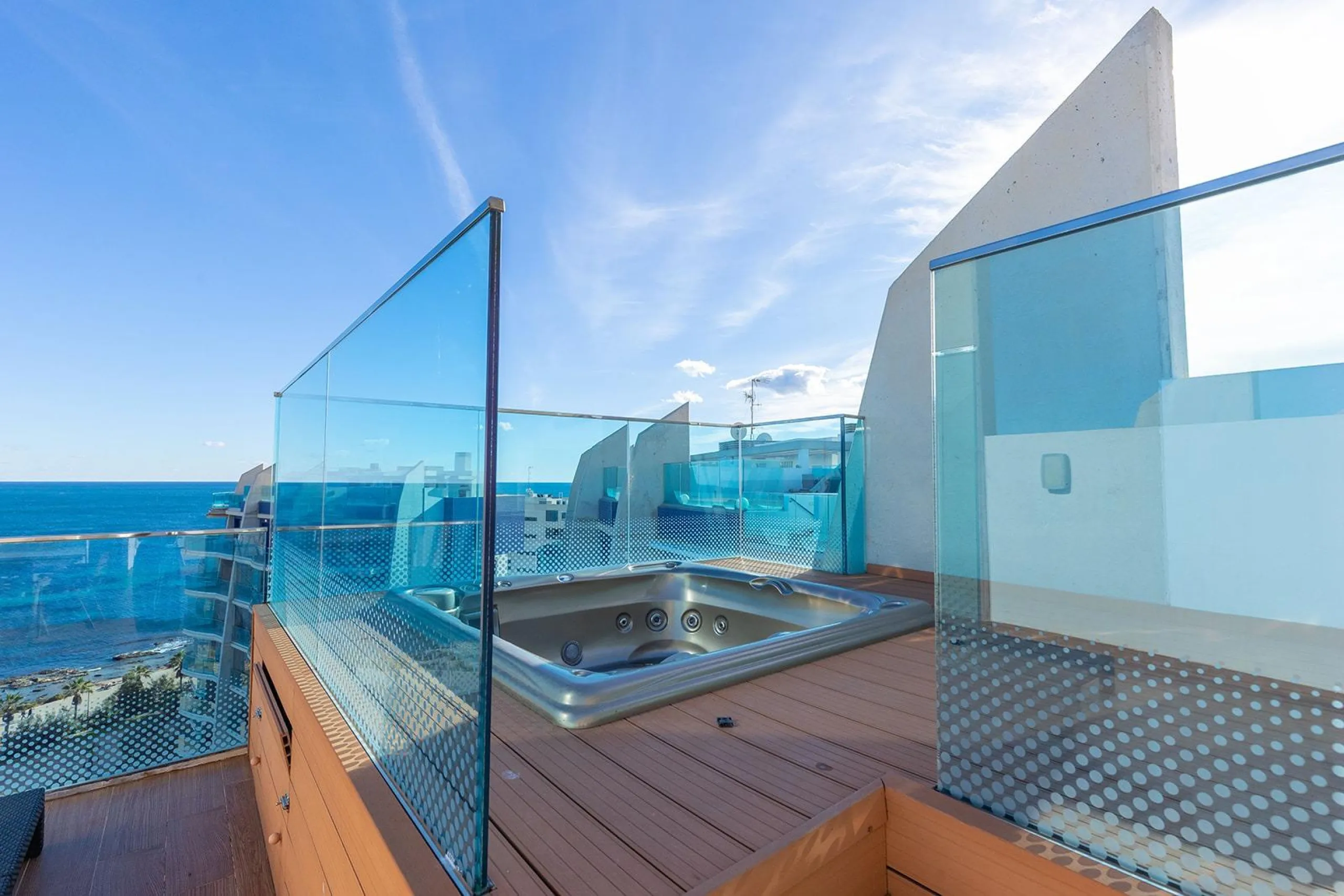 PENTHOUSE WITH SEA VIEWS IN 'SEA SENSE' WITH PRIVATE SOLARIUM. 2 BEDROOMS. 2 BATHROOMS. GARAGE + STORAGE INCLUDED.