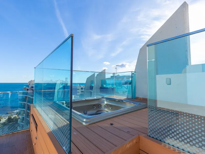 PENTHOUSE WITH SEA VIEWS IN 'SEA SENSE' WITH PRIVATE SOLARIUM. 2 BEDROOMS. 2 BATHROOMS. GARAGE + STORAGE INCLUDED.