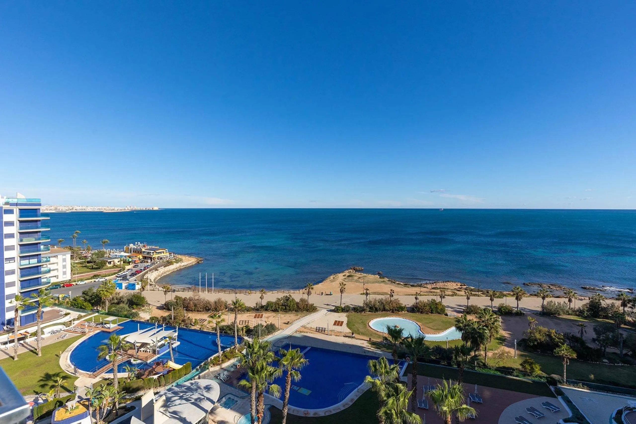 PENTHOUSE WITH SEA VIEWS IN 'SEA SENSE' WITH PRIVATE SOLARIUM. 2 BEDROOMS. 2 BATHROOMS. GARAGE + STORAGE INCLUDED.