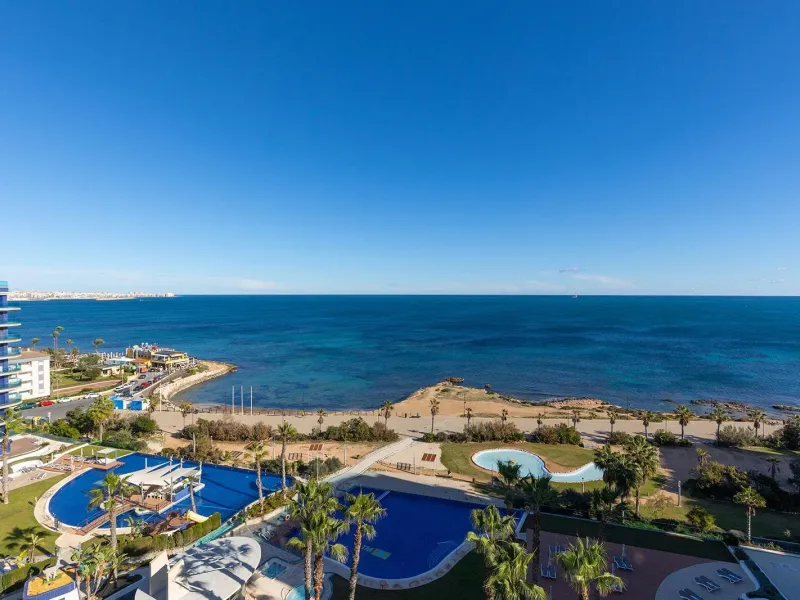PENTHOUSE WITH SEA VIEWS IN 'SEA SENSE' WITH PRIVATE SOLARIUM. 2 BEDROOMS. 2 BATHROOMS. GARAGE + STORAGE INCLUDED.