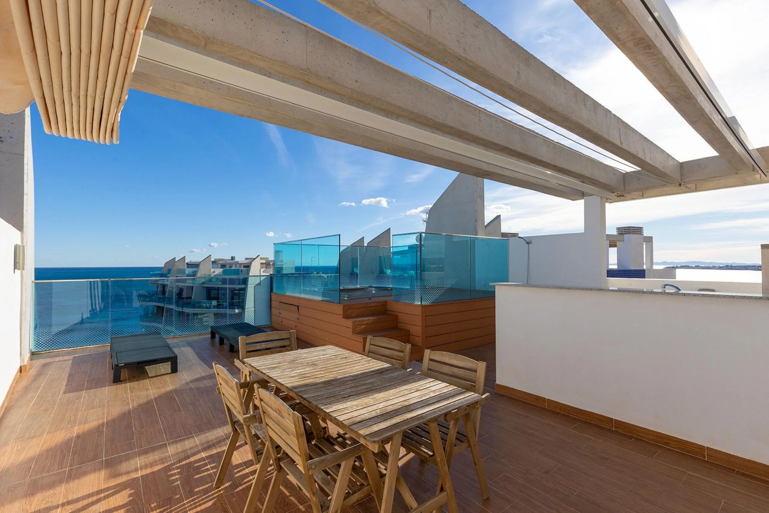 PENTHOUSE WITH SEA VIEWS IN 'SEA SENSE' WITH PRIVATE SOLARIUM. 2 BEDROOMS. 2 BATHROOMS. GARAGE + STORAGE INCLUDED.